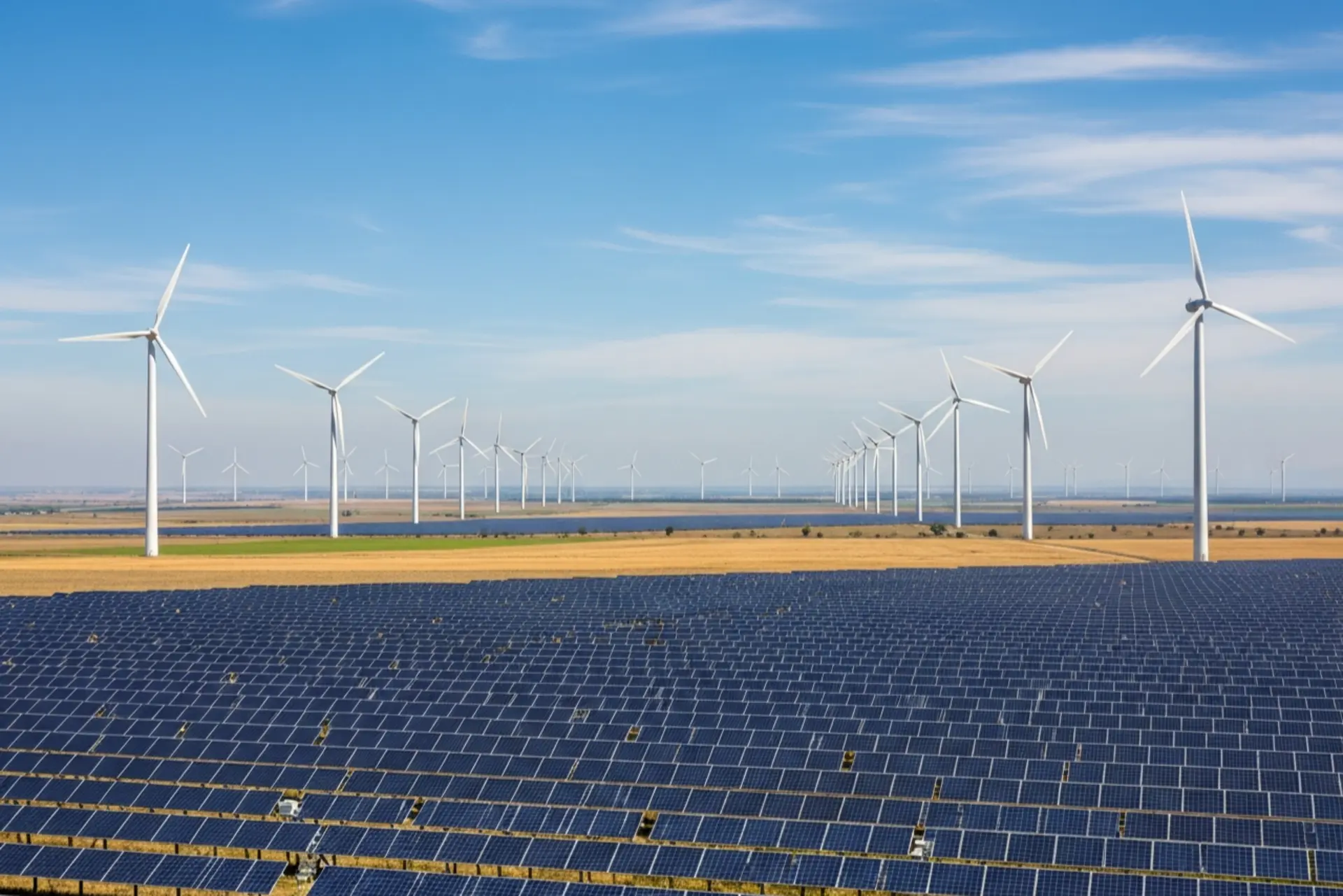 نیروگاه بادی و خورشیدی برای تولید برق پاک