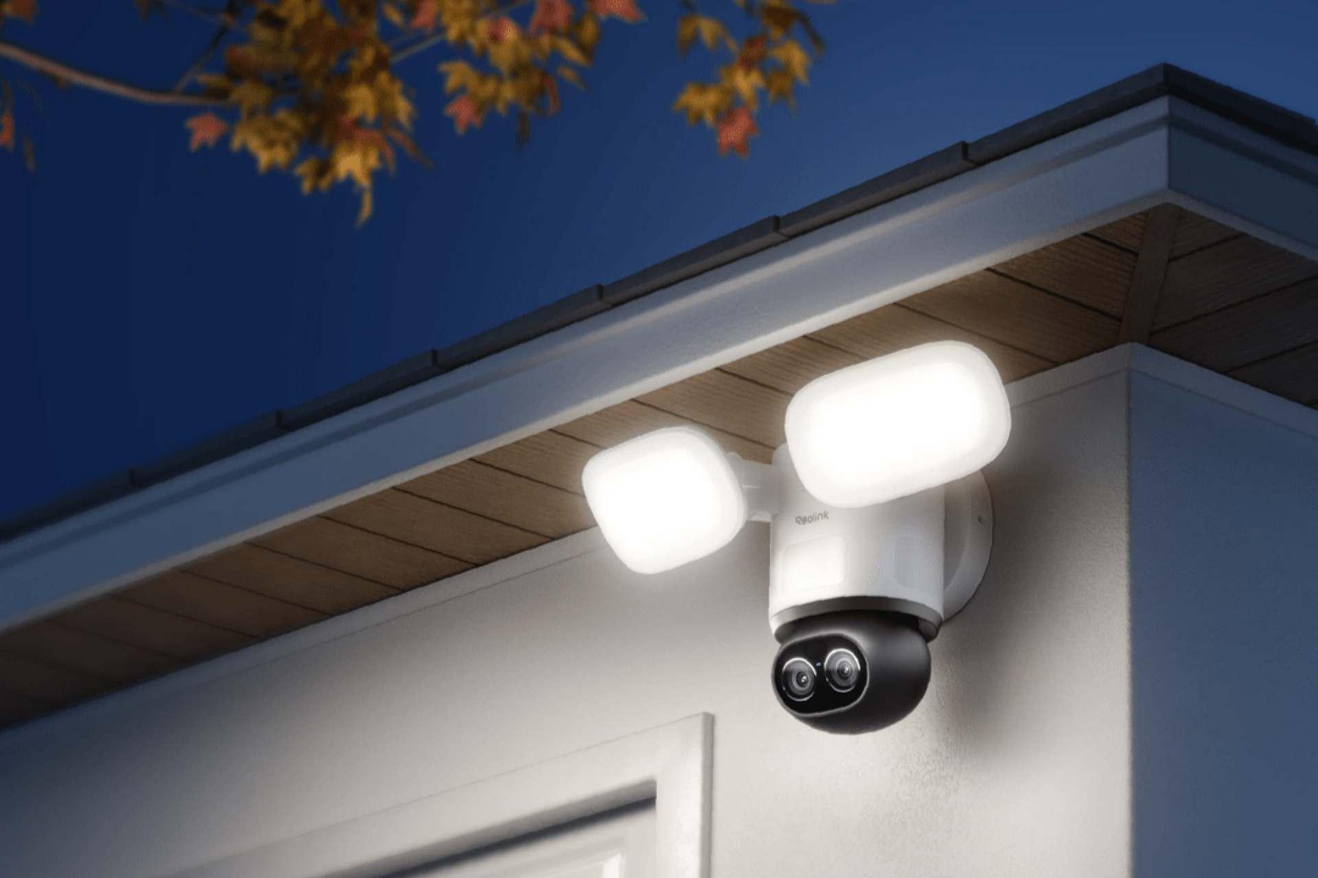 دوربین امنیتی TrackFlex Floodlight WiFi با نورافکن دوگانه