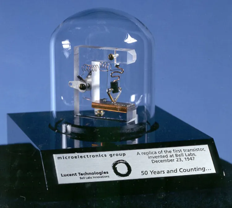 نمونه‌ی اولین ترانزیستور 
