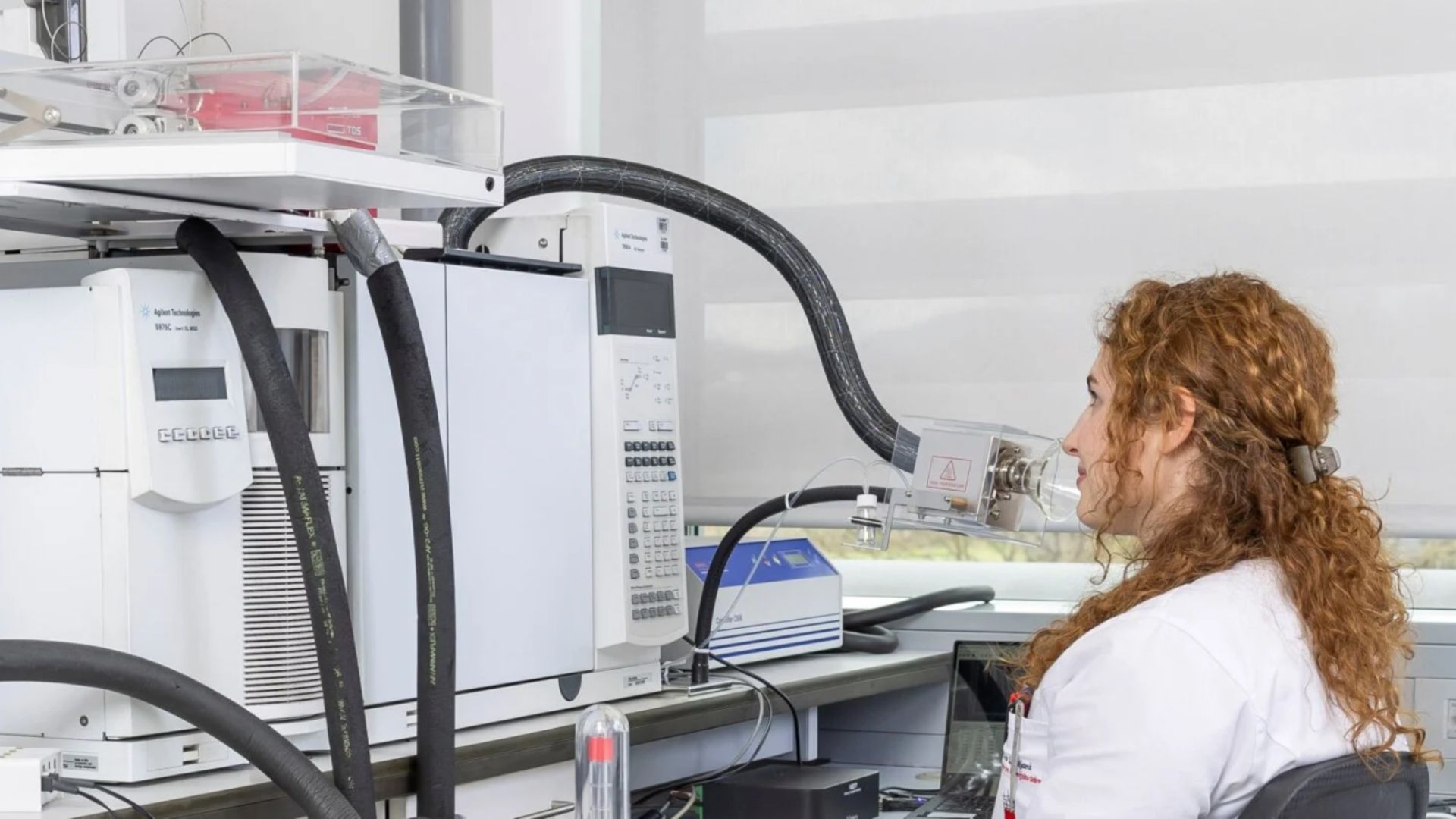 محقق اما پولین در حال بو کردن هوای اطراف مومیایی های مصر باستان