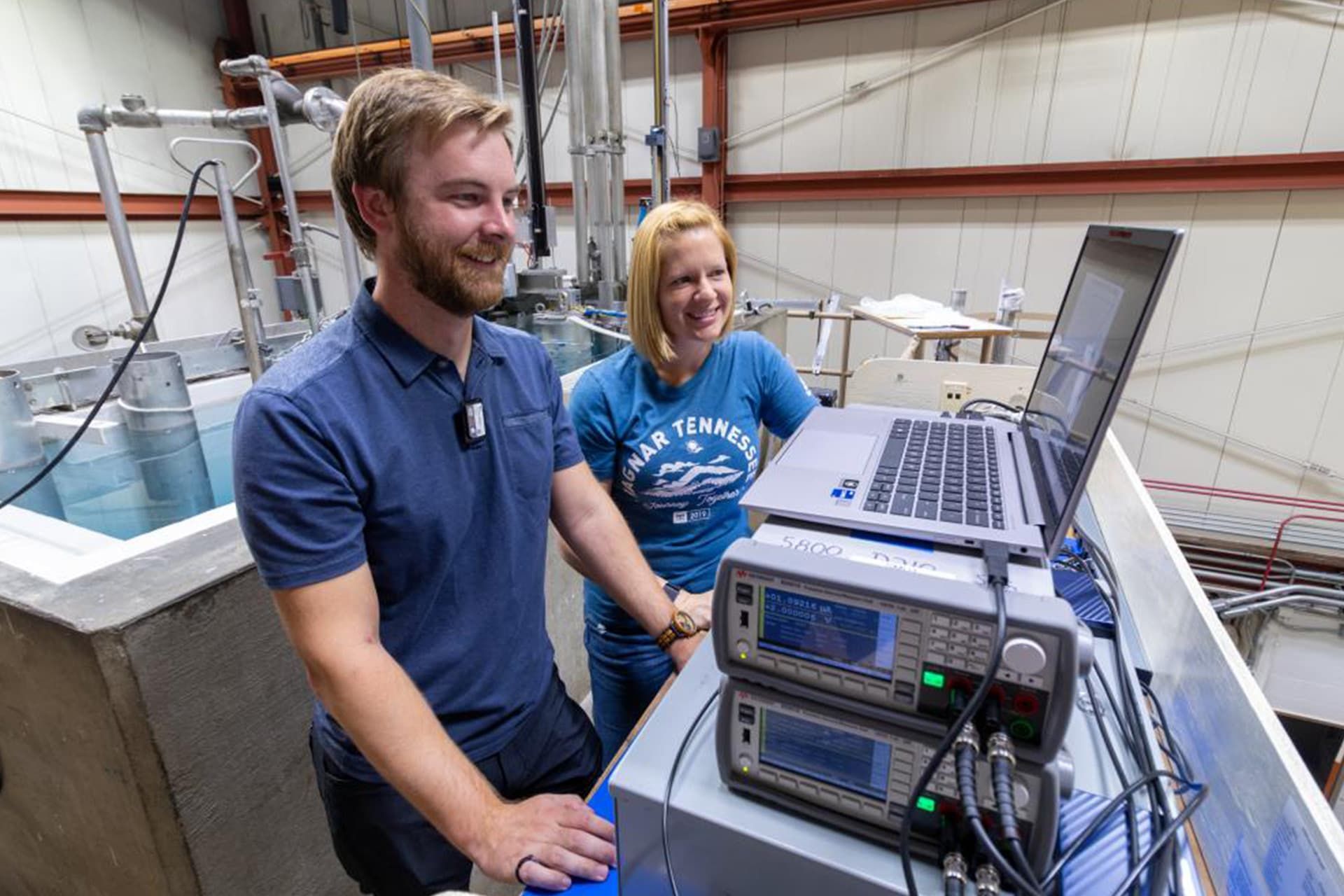 نمایی از محققان آزمایشگاه Oak Ridge در حال کار روی ترانزیستور جدید GaN