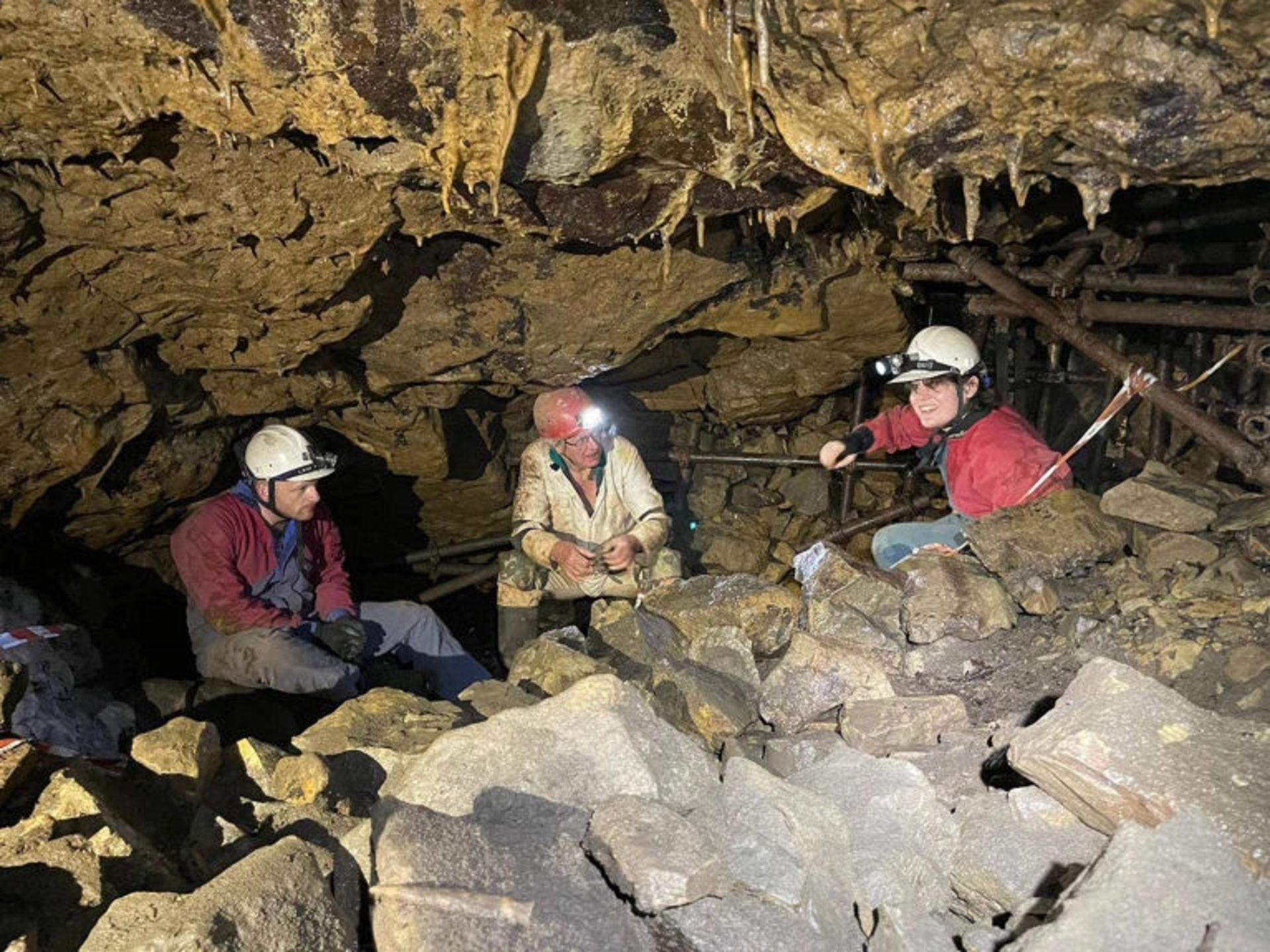 گروه پژوهشگران در حال استخراج ژنوم از بقایای انسانی در بریتانیا