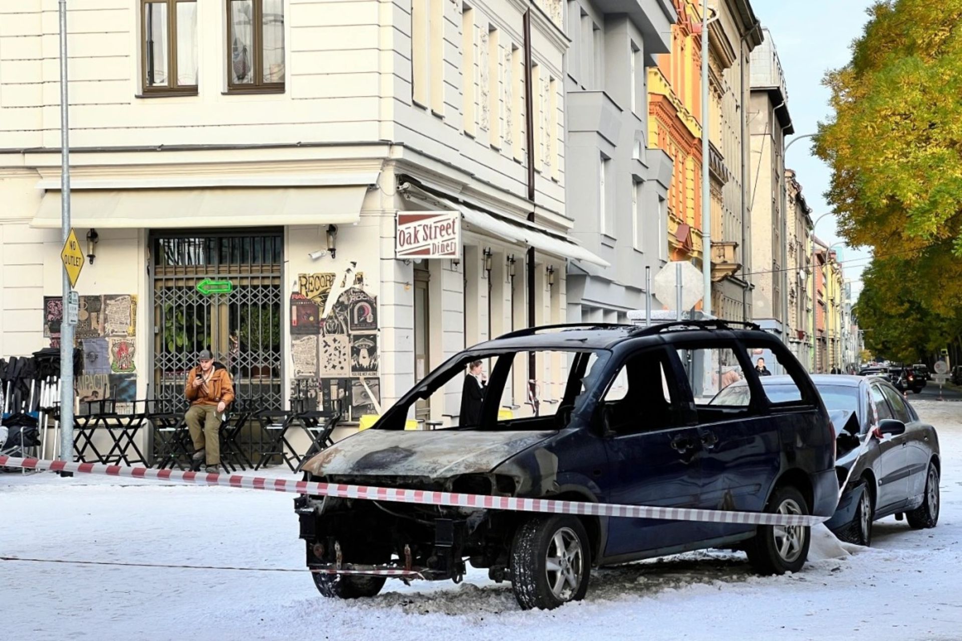 خودرو فرسوده و زمین برفی در یک شهر