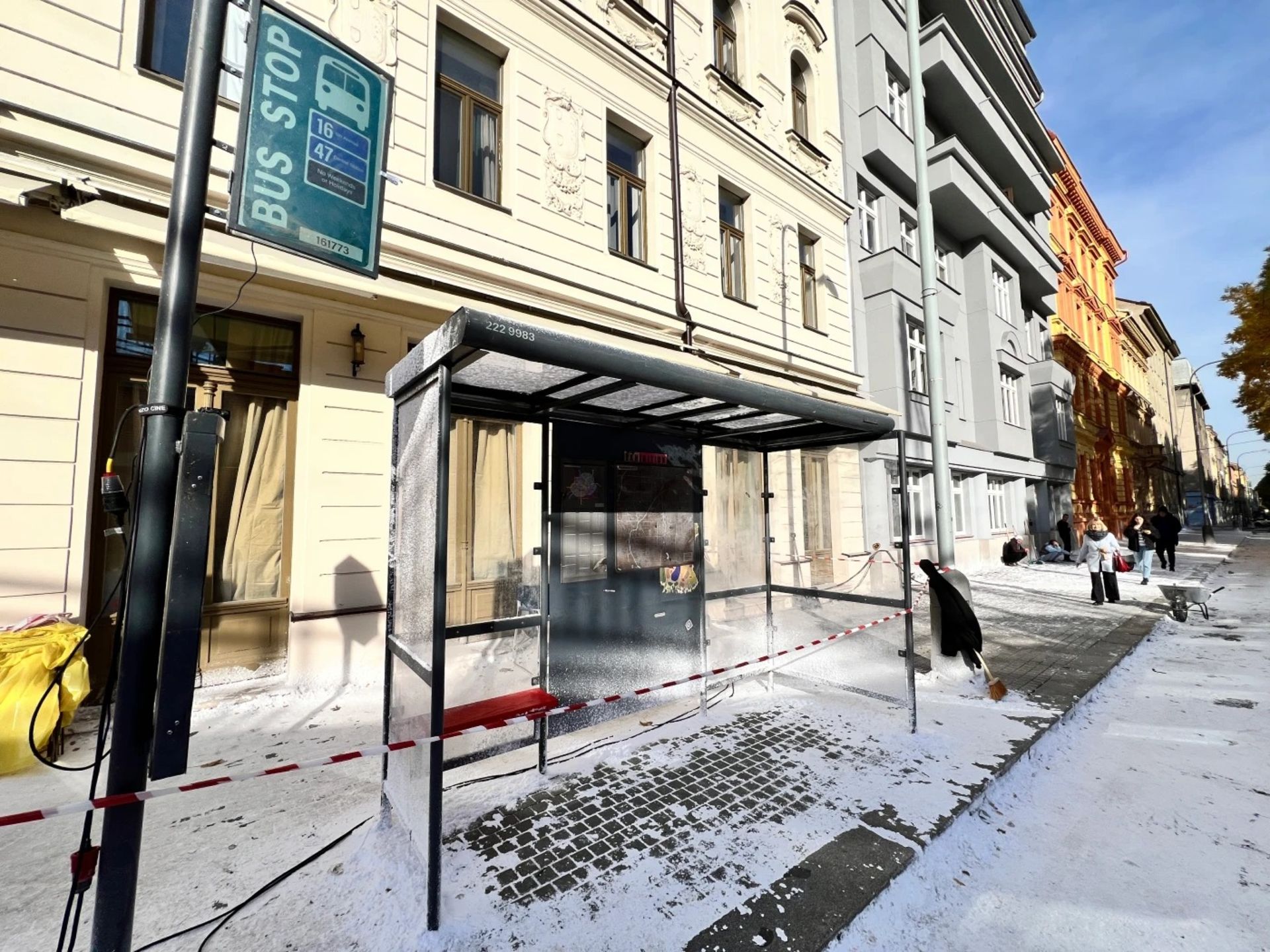 نمایی از ایستگاه اتوبوس در یک خیابان برفی