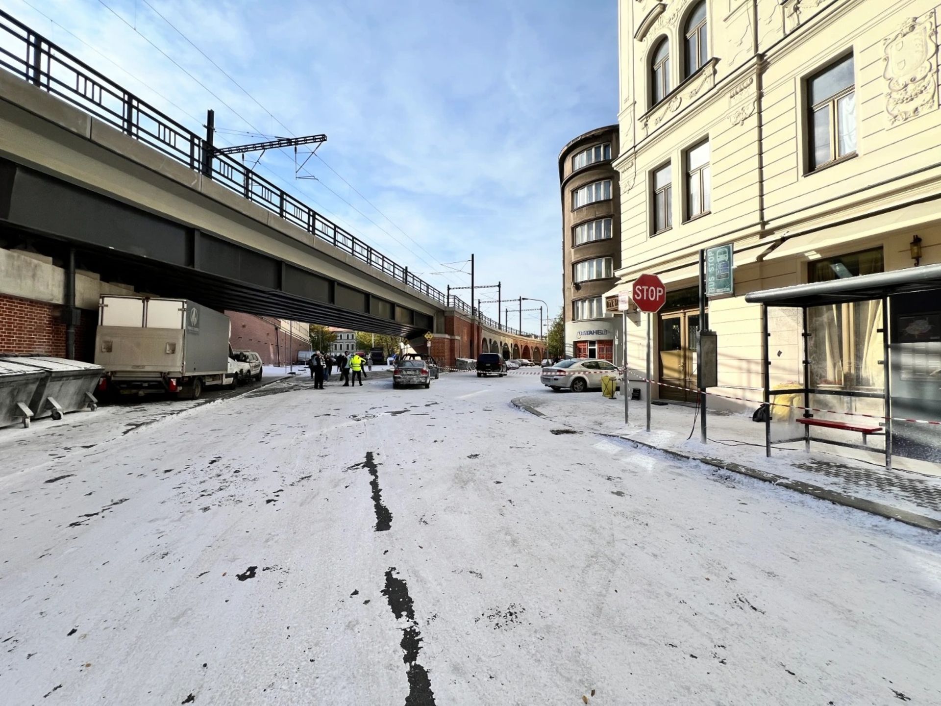 نمایی از یک خیابان برفی زیر پل