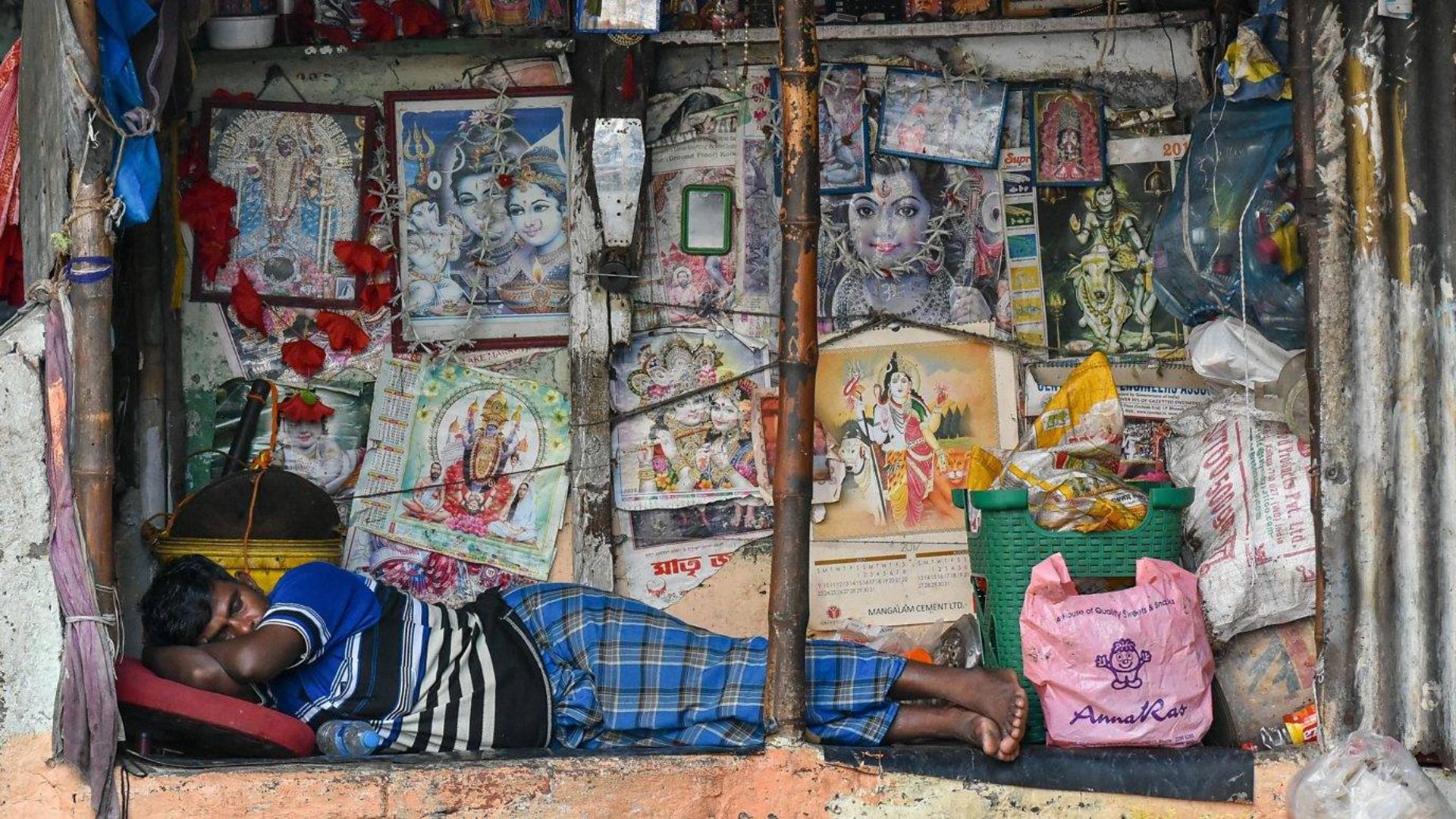 مرد در حال استراحت