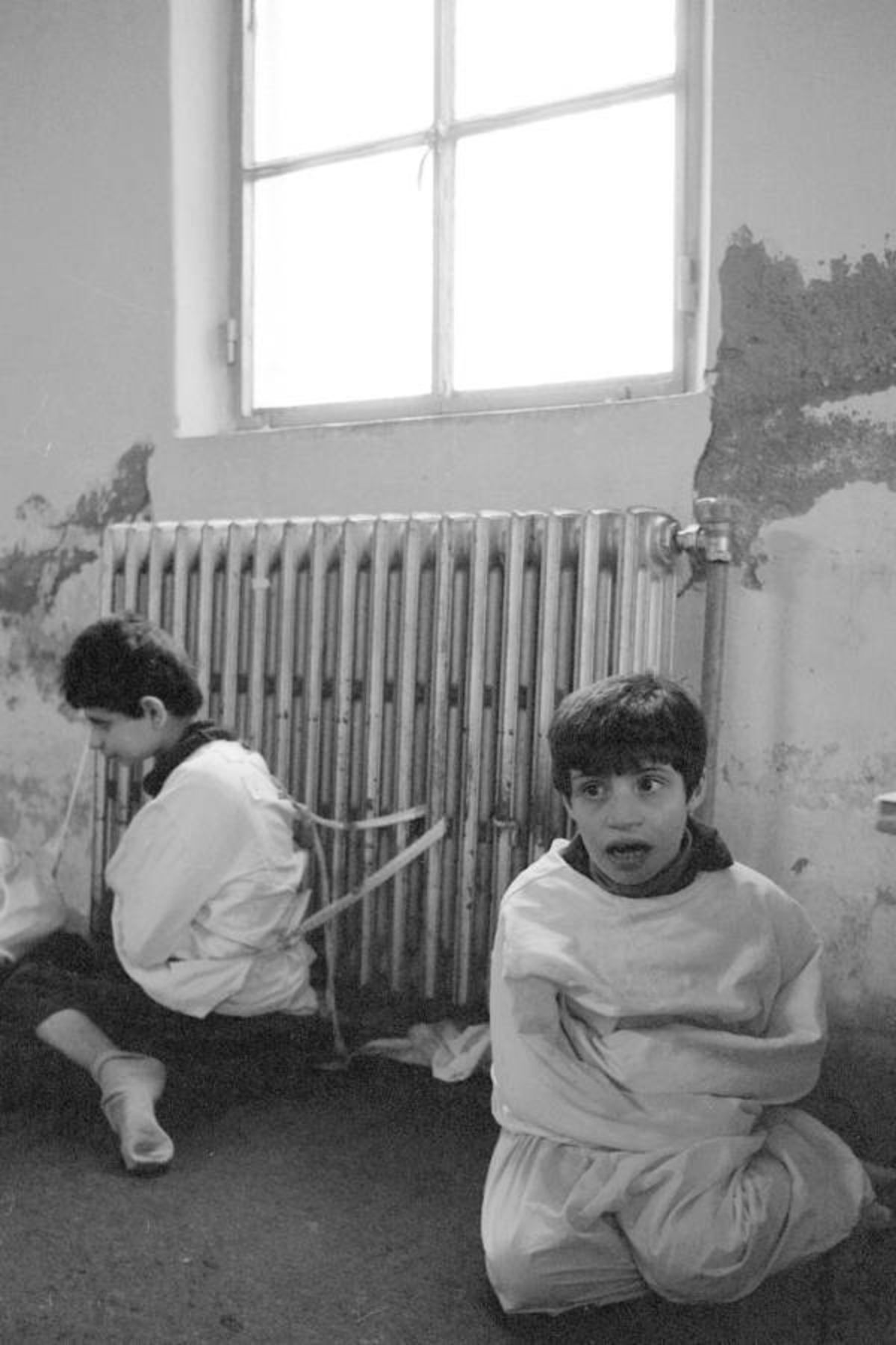 کودکان بسته شده به رادیاتور در یک تیمارستان لبنانی 