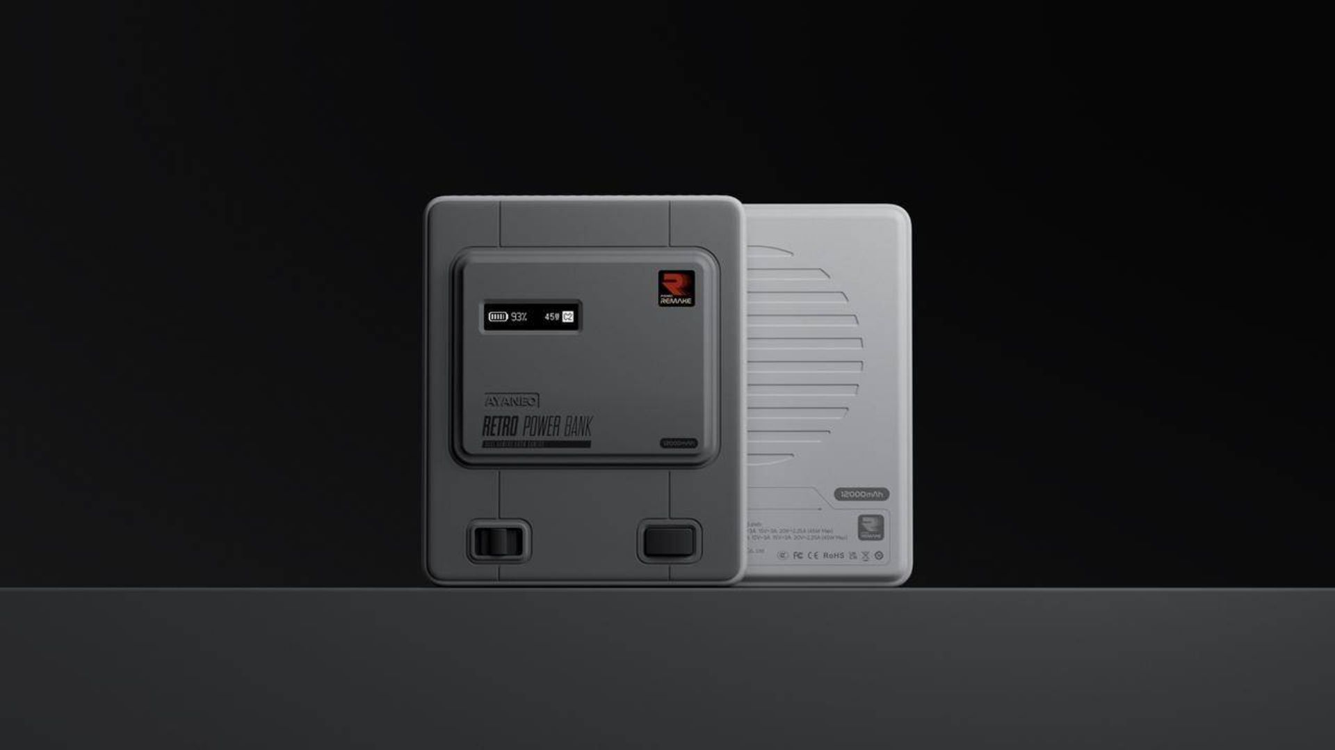 پاوربانک رترو آیانئو از نمای جلو و عقب در کنار هم 