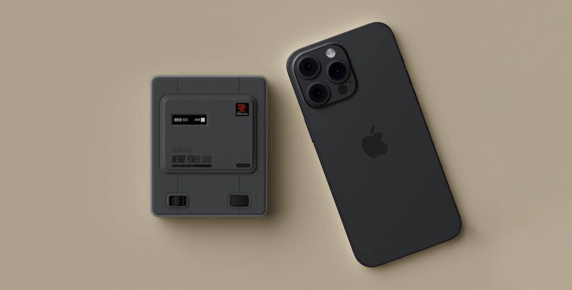 پاوربانک رترو آیانئو از نمای بالا در کنار یک آیفون 