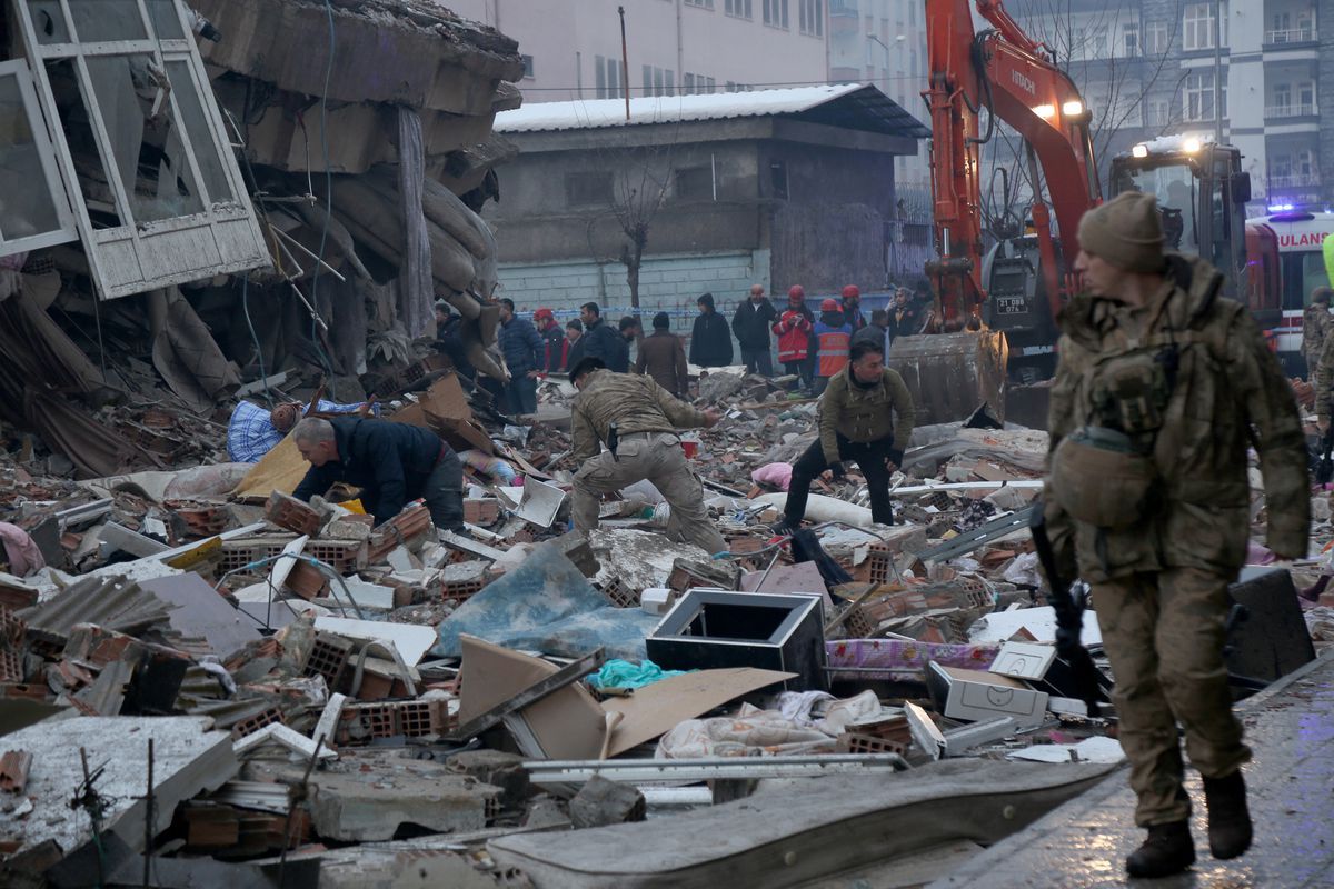 People search for survivors under the rubble after the earthquake in Diyarbakir, Turkey