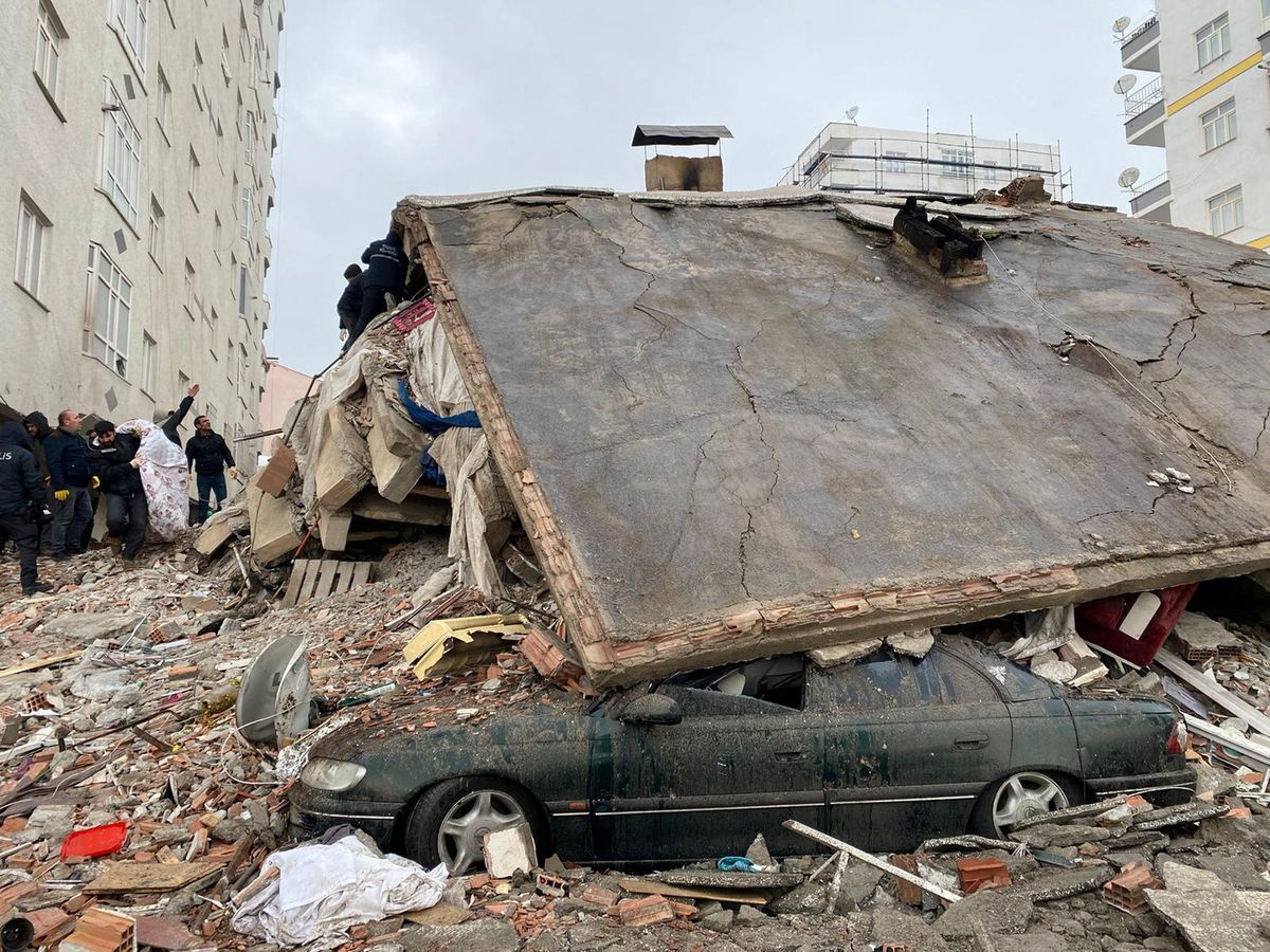 The car under the rubble of the Turkish earthquake