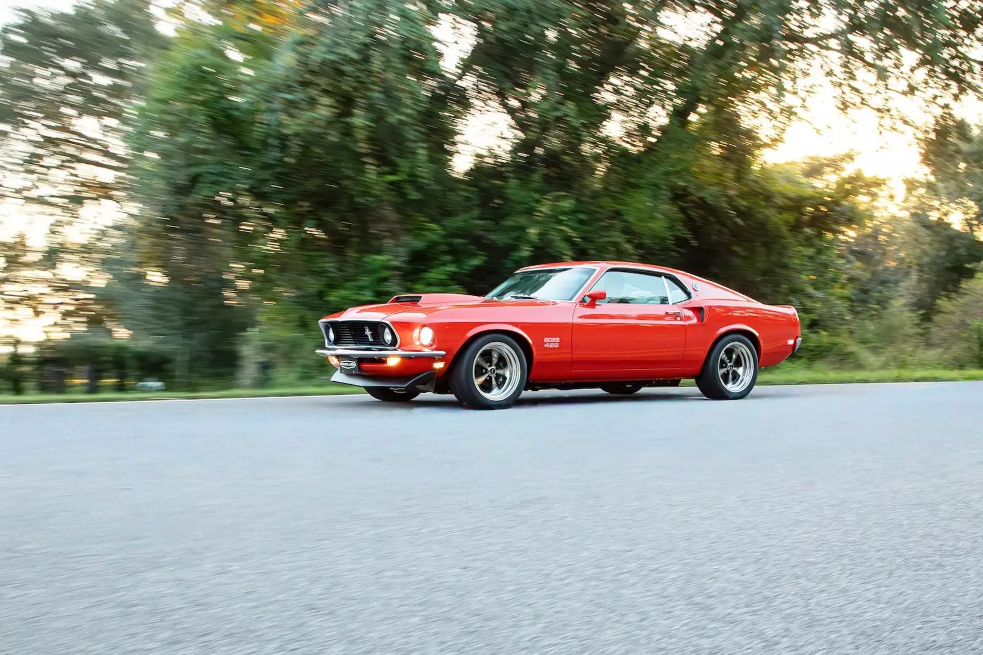 نمای سه‌چهارم جلو خودرو فورد موستانگ باس ۴۲۹