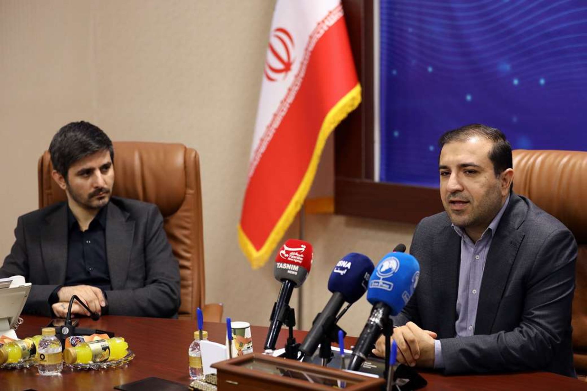 عبدالحسن بهرامی، رئیس مرکز راهبری ستادهای توسعه اقتصاد دانش‌بنیان و وحید جانثاری، سرپرست دبیری ستاد توسعه اقتصاد دانش‌بنیان کوانتوم، لیزر و فوتونیک