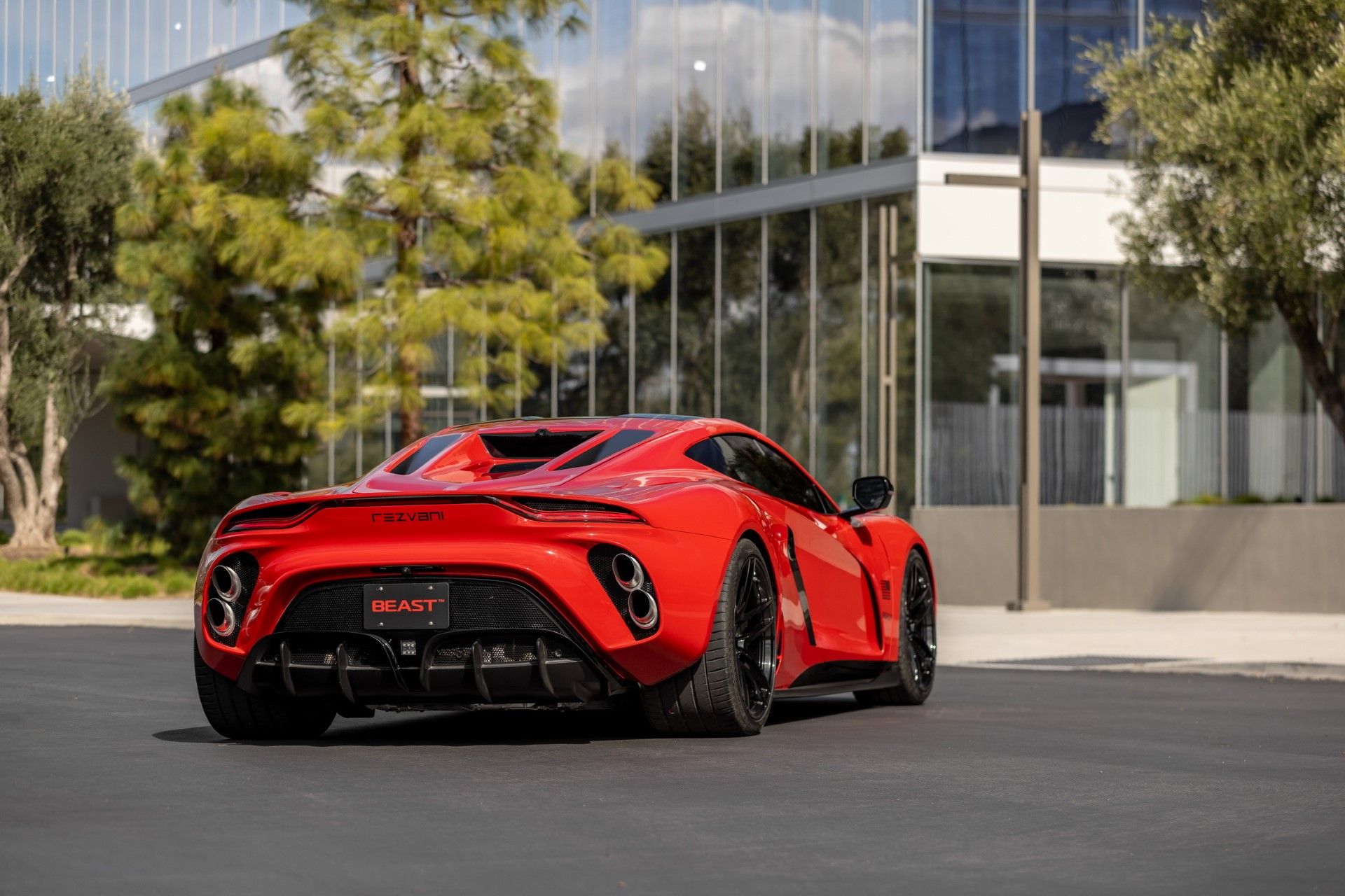 نمایی از بخش پشتی رضوانی بیست ۲۴ در یک محوطه- رنگ قرمز