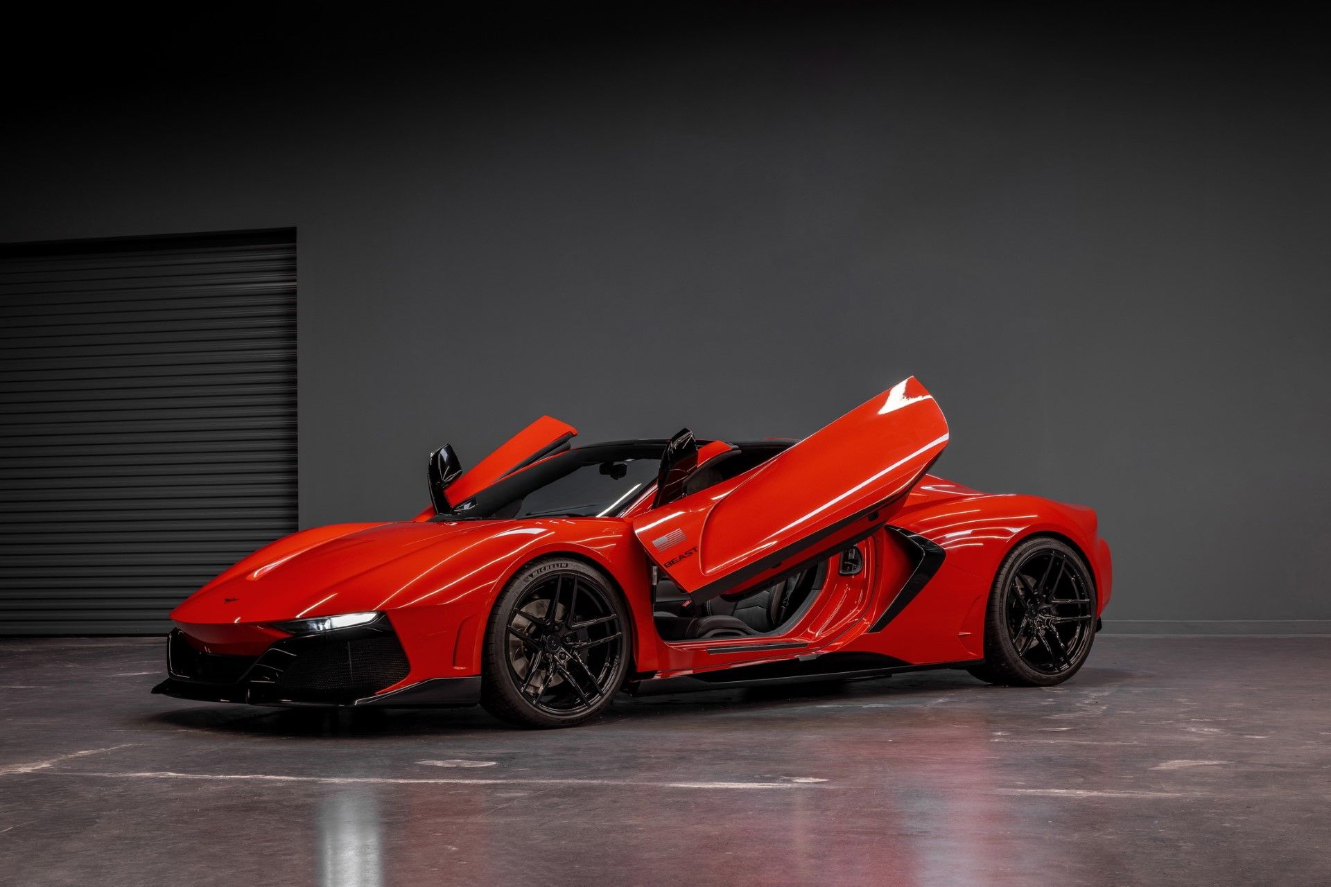 نمای سه‌چهارم از سمت راننده رضوانی بیست ۲۰۲۴ با درهای نیمه باز در یک سالن - رنگ قرمز 