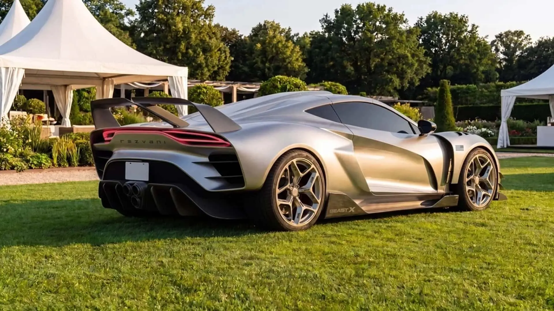 ابرخودرو رضوانی (Rezvani) Beast X با بدنه نقره‌ای در فضای سبز