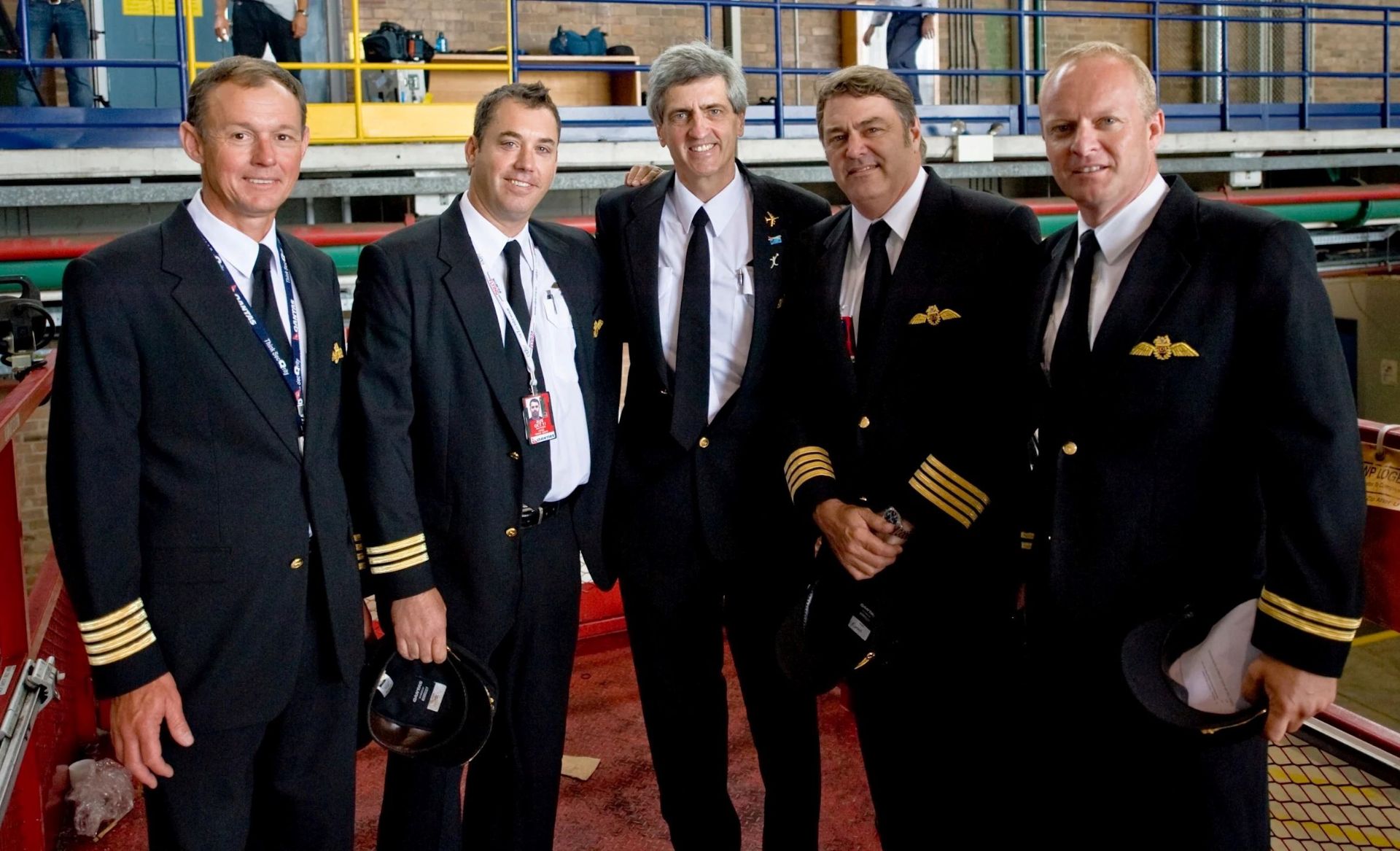 ریچارد چمپیون دِ کرسپینی همراه با خدمه‌ی پرواز هواپیما