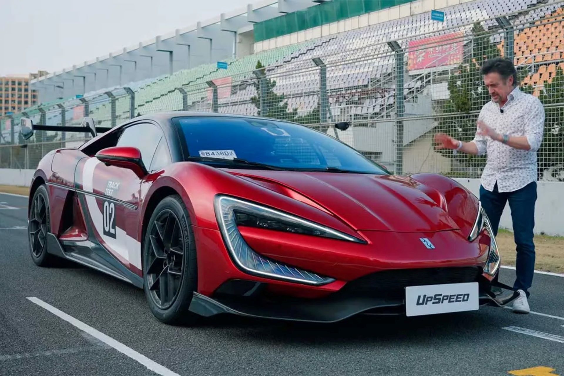 ریچارد هموند با پیراهن سفید کنار خودروی یانگ‌وانگ U9 اکستریم بی‌وای‌دی