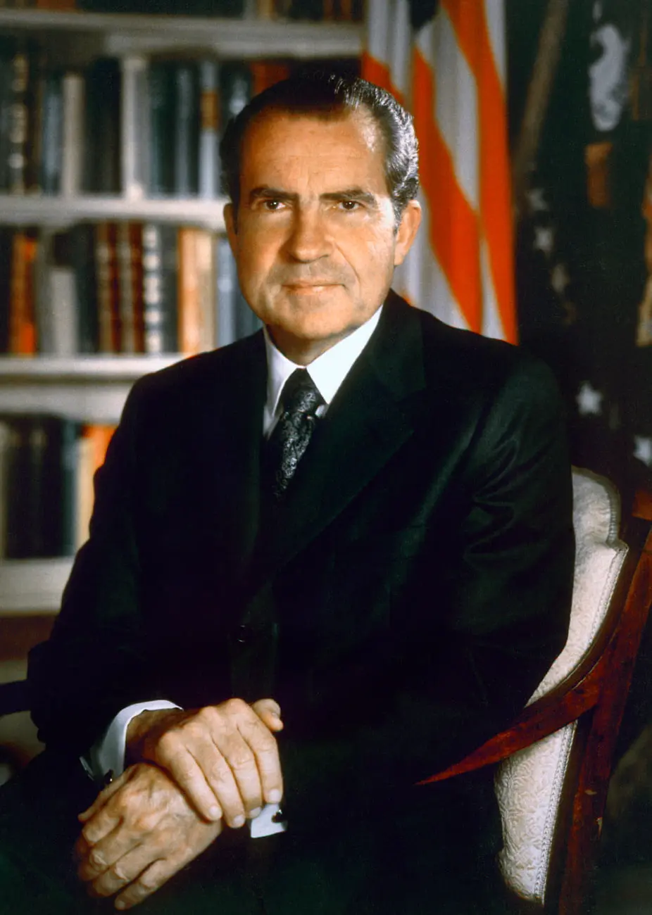 ریچارد نیکسون (Richard Nixon) با کت و شلوار رسمی در محیطی اداری