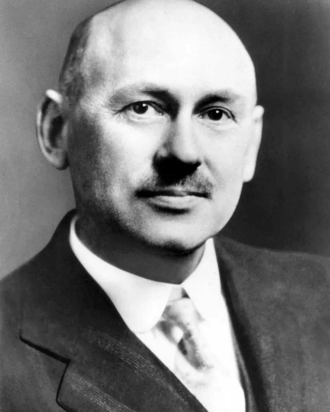روبرت هچینگز گادرد (Robert Hutchings Goddard) دانشمند پیشگام در حوزه موشک‌سازی