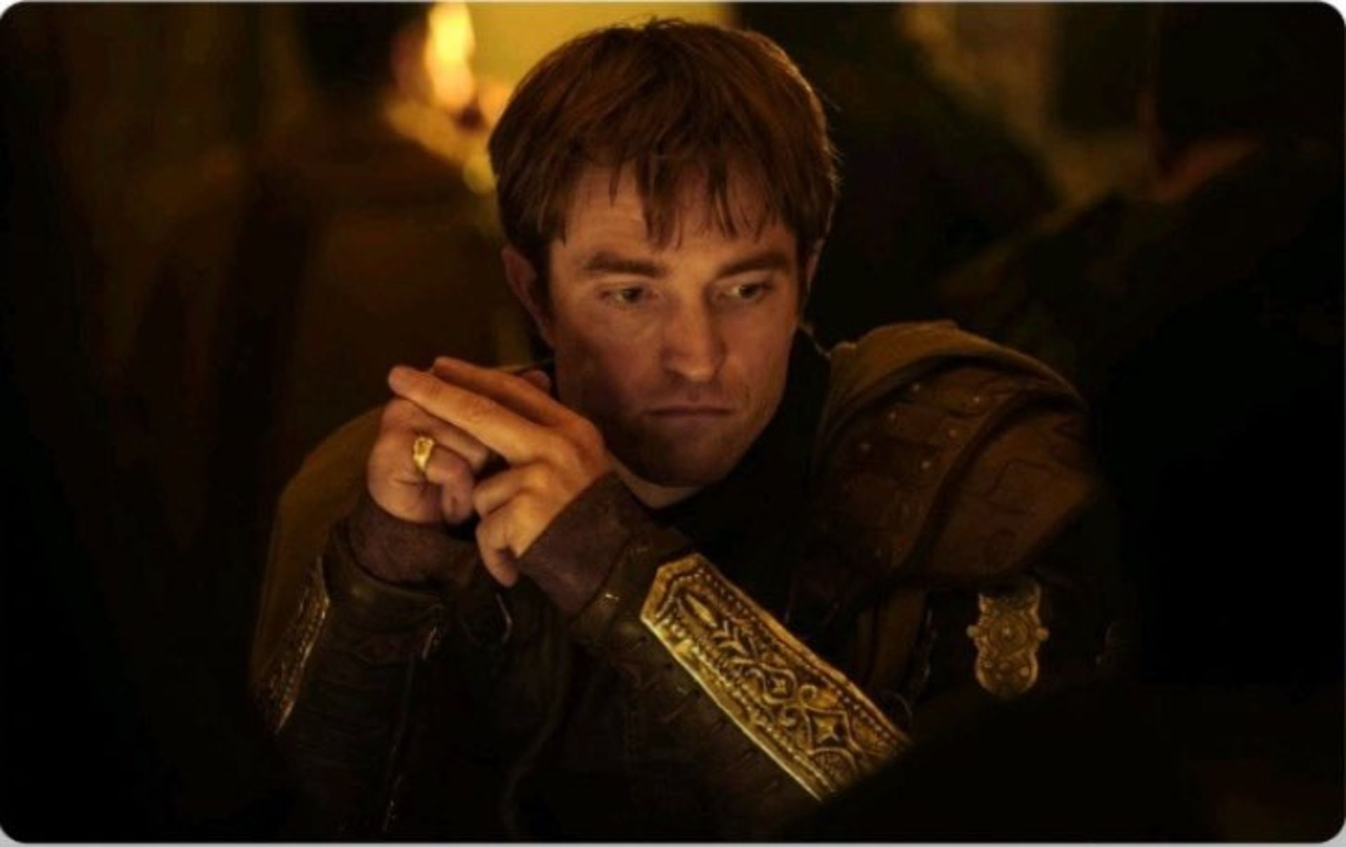 یک مرد در لباس تاریخی