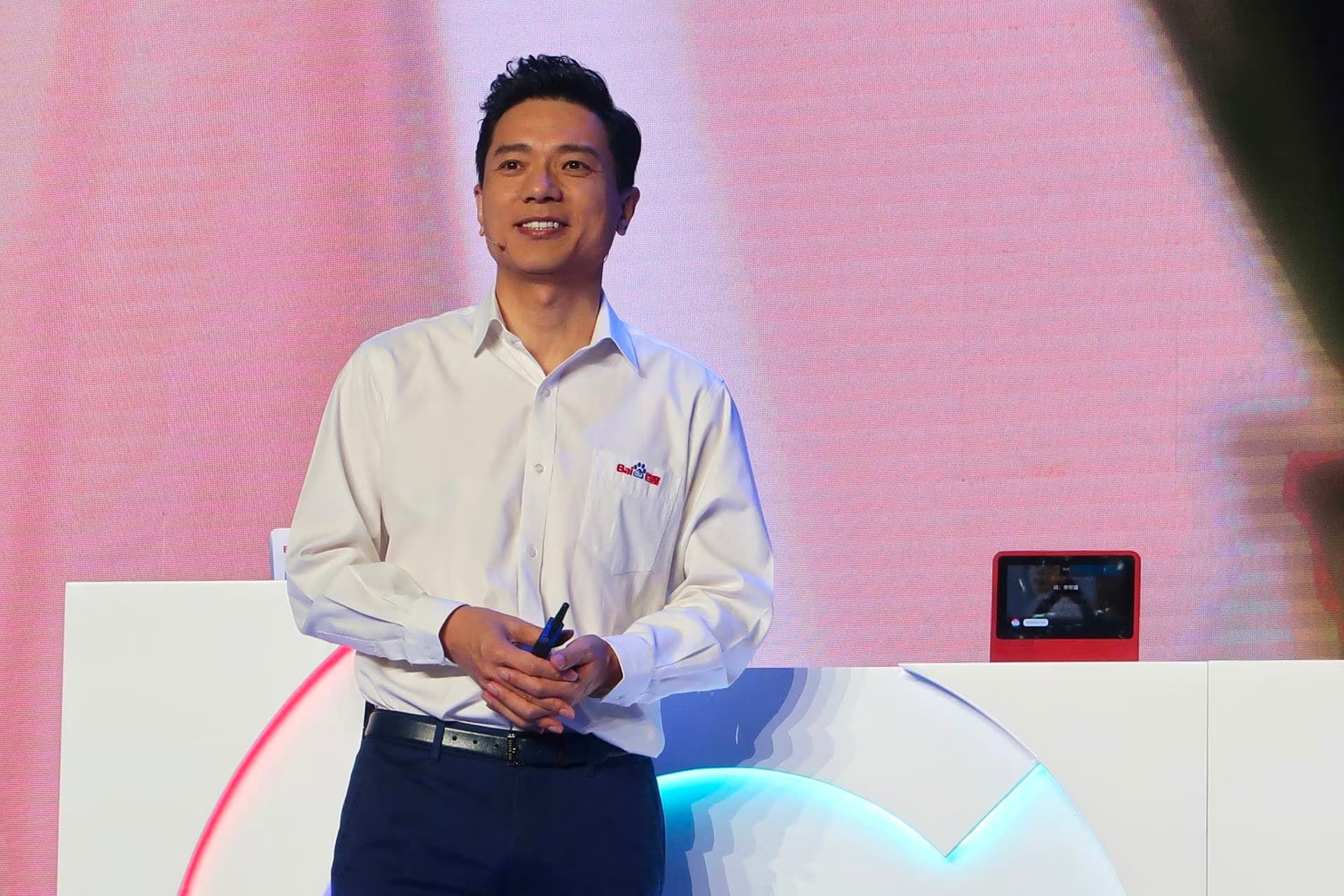 رابین لی مدیرعامل بایدو Baidu با پیراهن سفید و شلوار مشکی
