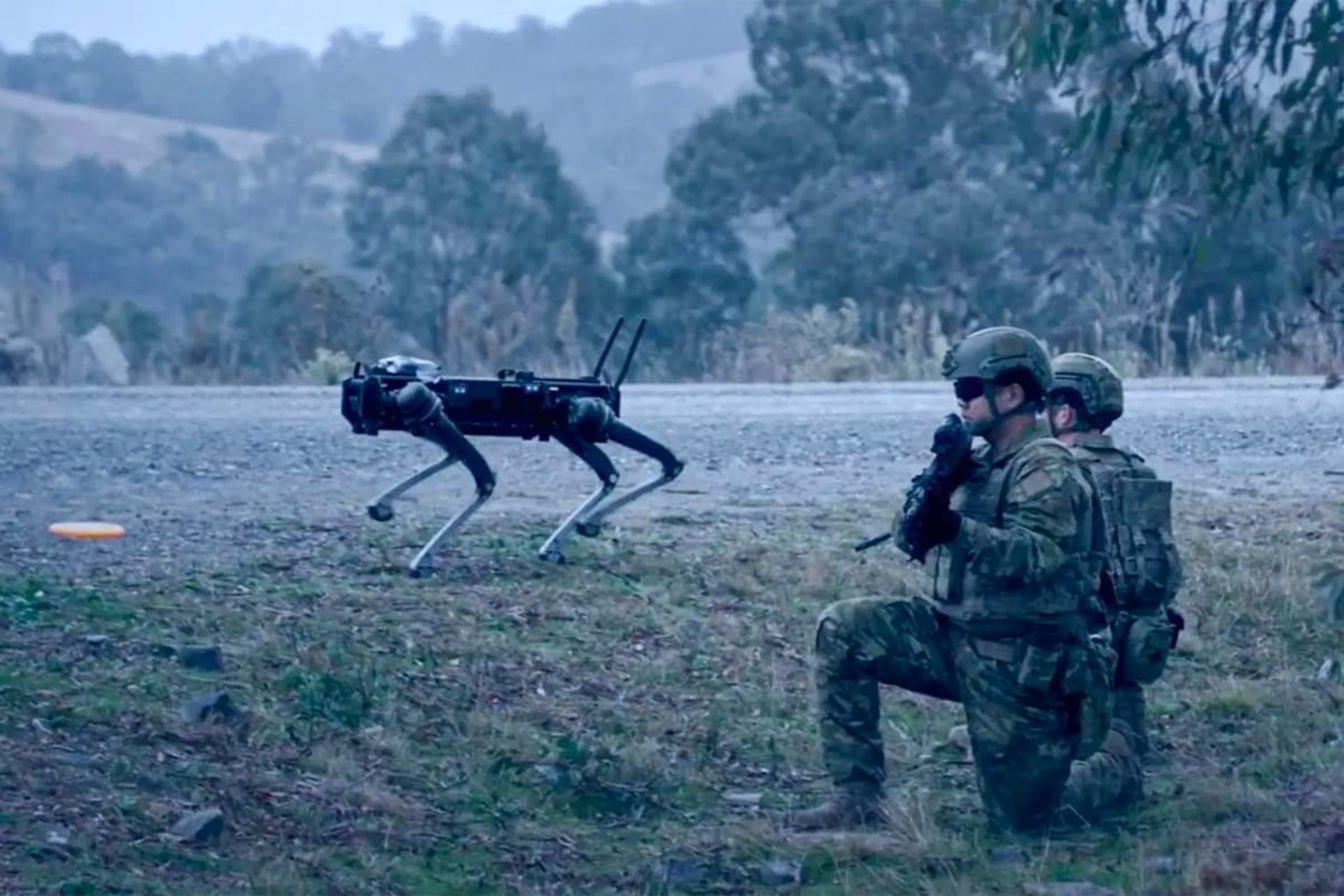 دو سرباز ارتش استرالیا با سگ رباتیک در طبیعت