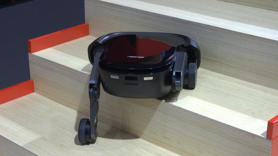 جارو رباتیک Roborock Saros Rover درحال بالا رفتن از پله‌ها