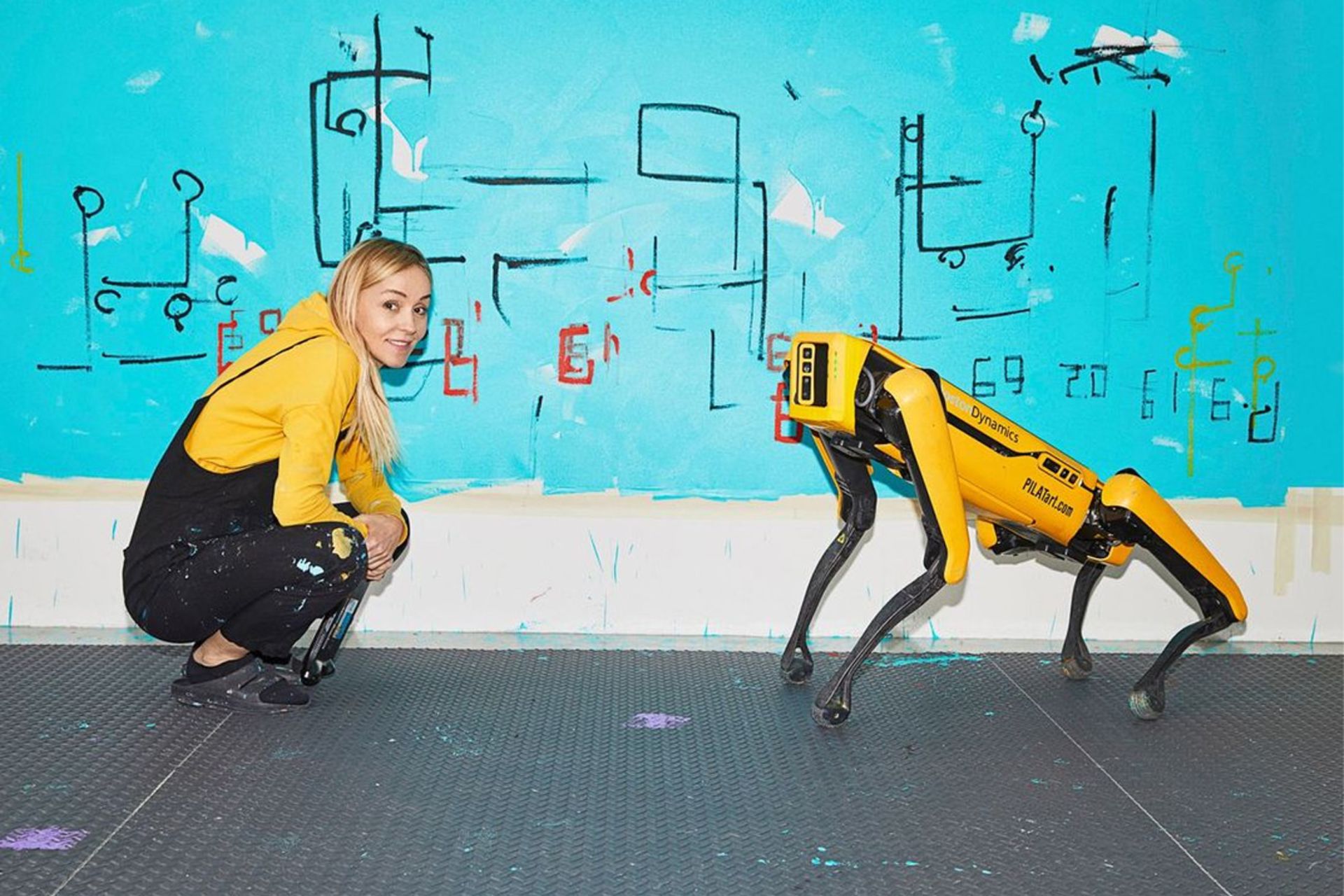 سگ رباتیک در کنار نقاشی خود
