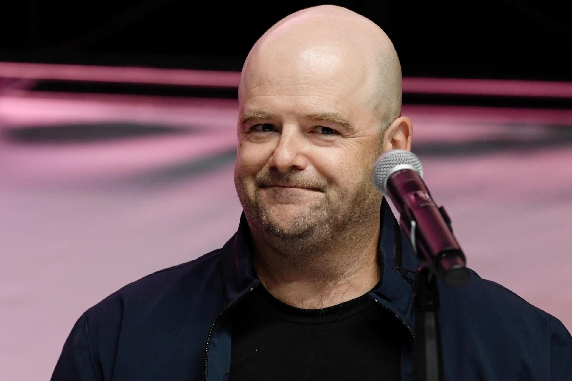 یک مرد میان‌سال در حال سخنرانی