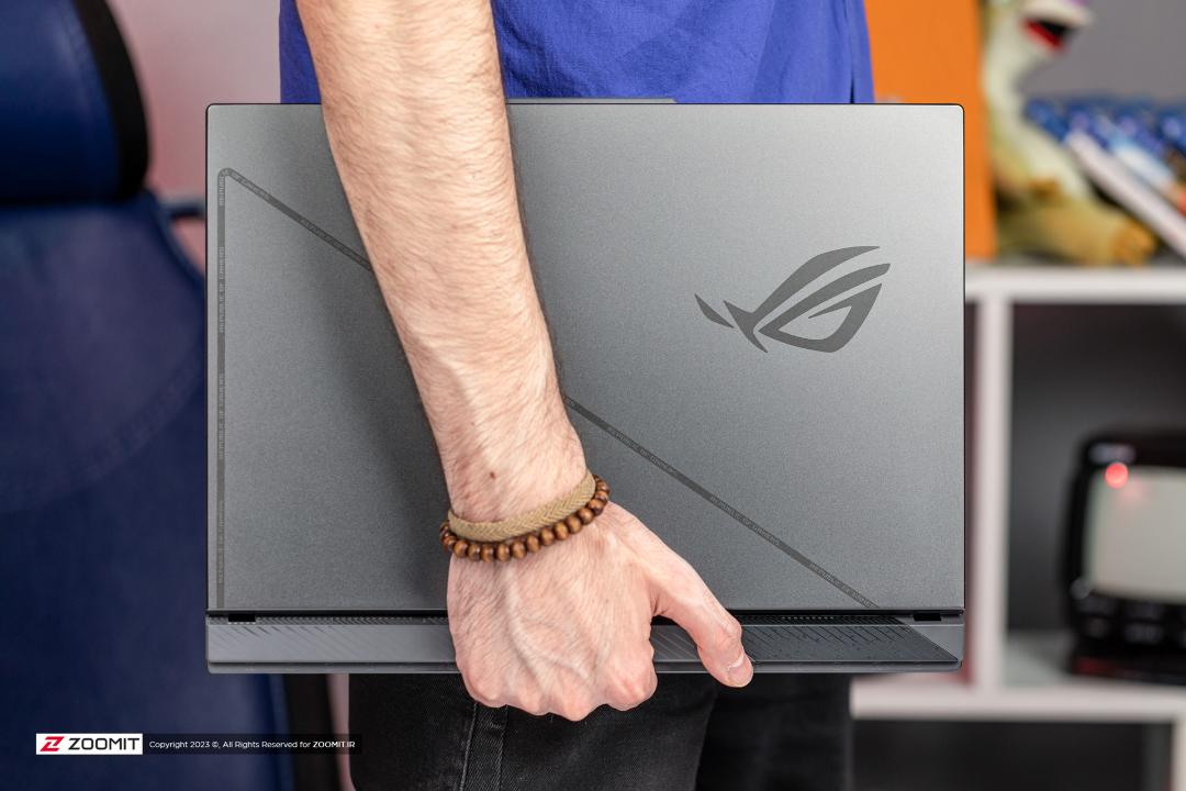 لپ‌تاپ گیمینگ ROG Strix G16 ایسوس در دستان کاربر