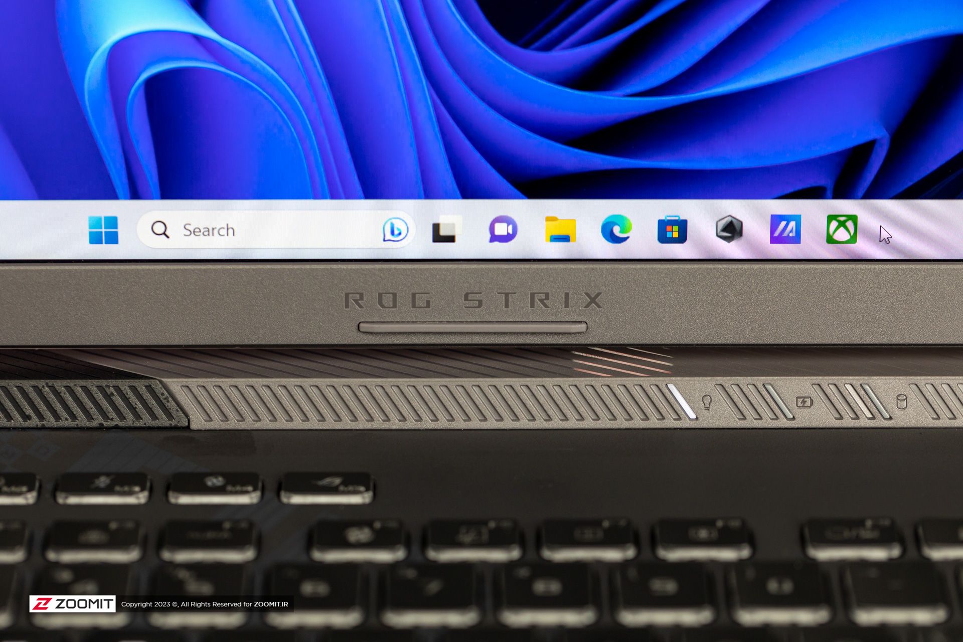 لوگوی لپ‌تاپ گیمینگ ROG Strix G16 ایسوس در زیر نمایشگر