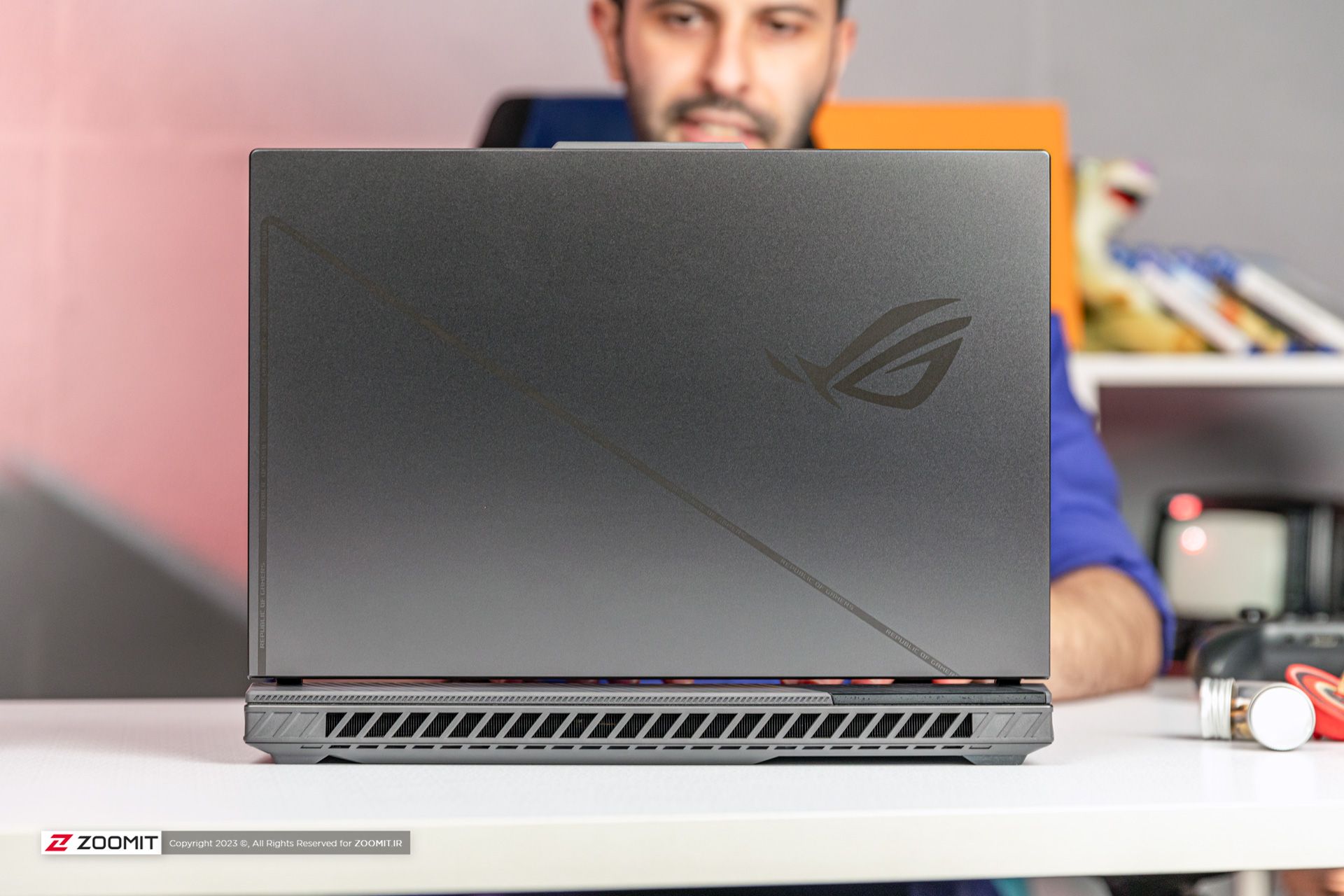 لوگوی لپ‌تاپ گیمینگ ROG Strix G16 ایسوس در پشت دستگاه