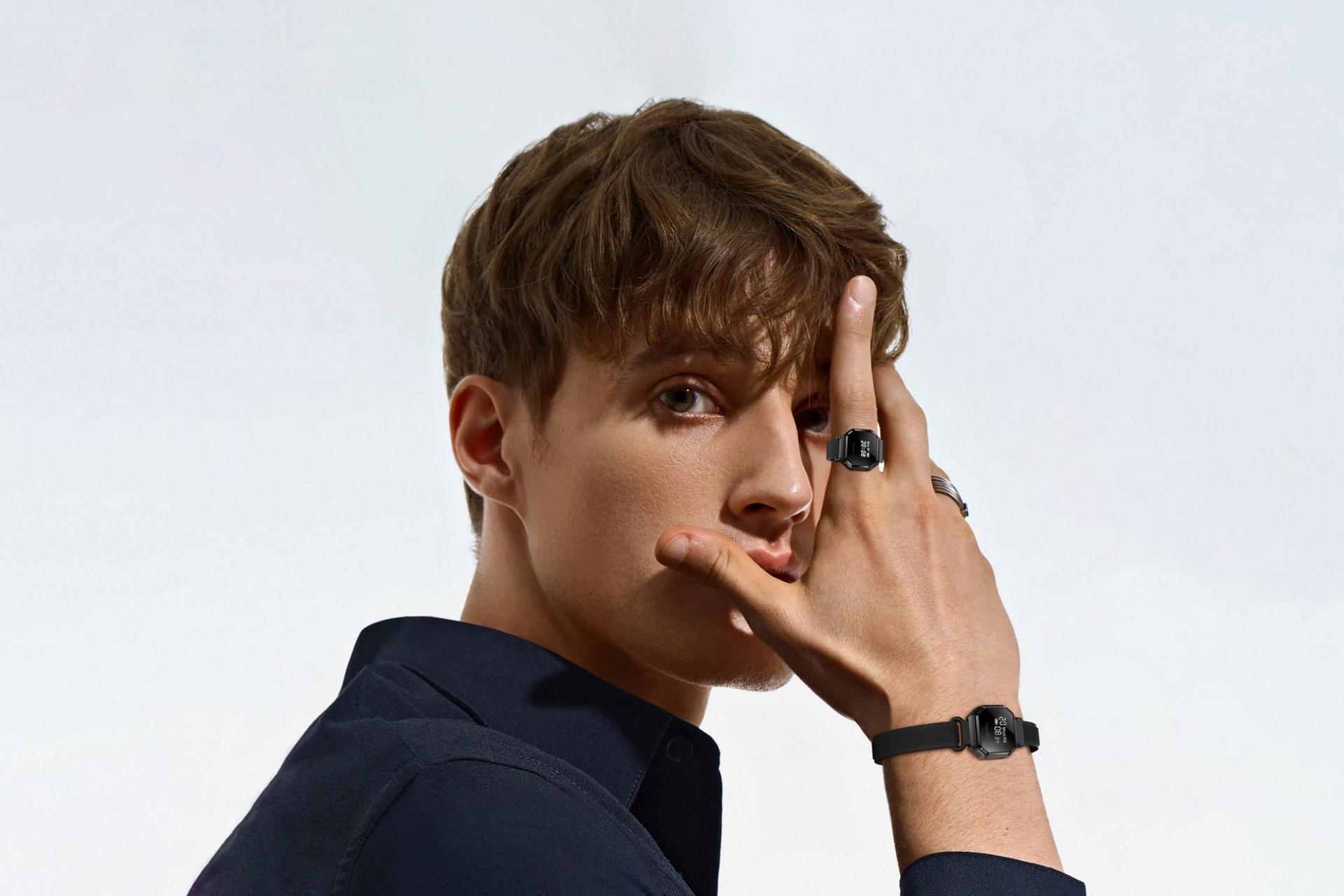 یک پسر جوان با دست جلو صورت و حلقه‌ی هوشمند راگبید فیوژن در دست