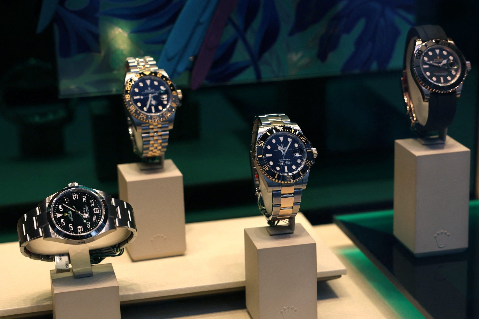 ساعت‌های رولکس پشت شیشه‌ی نمایشگاه