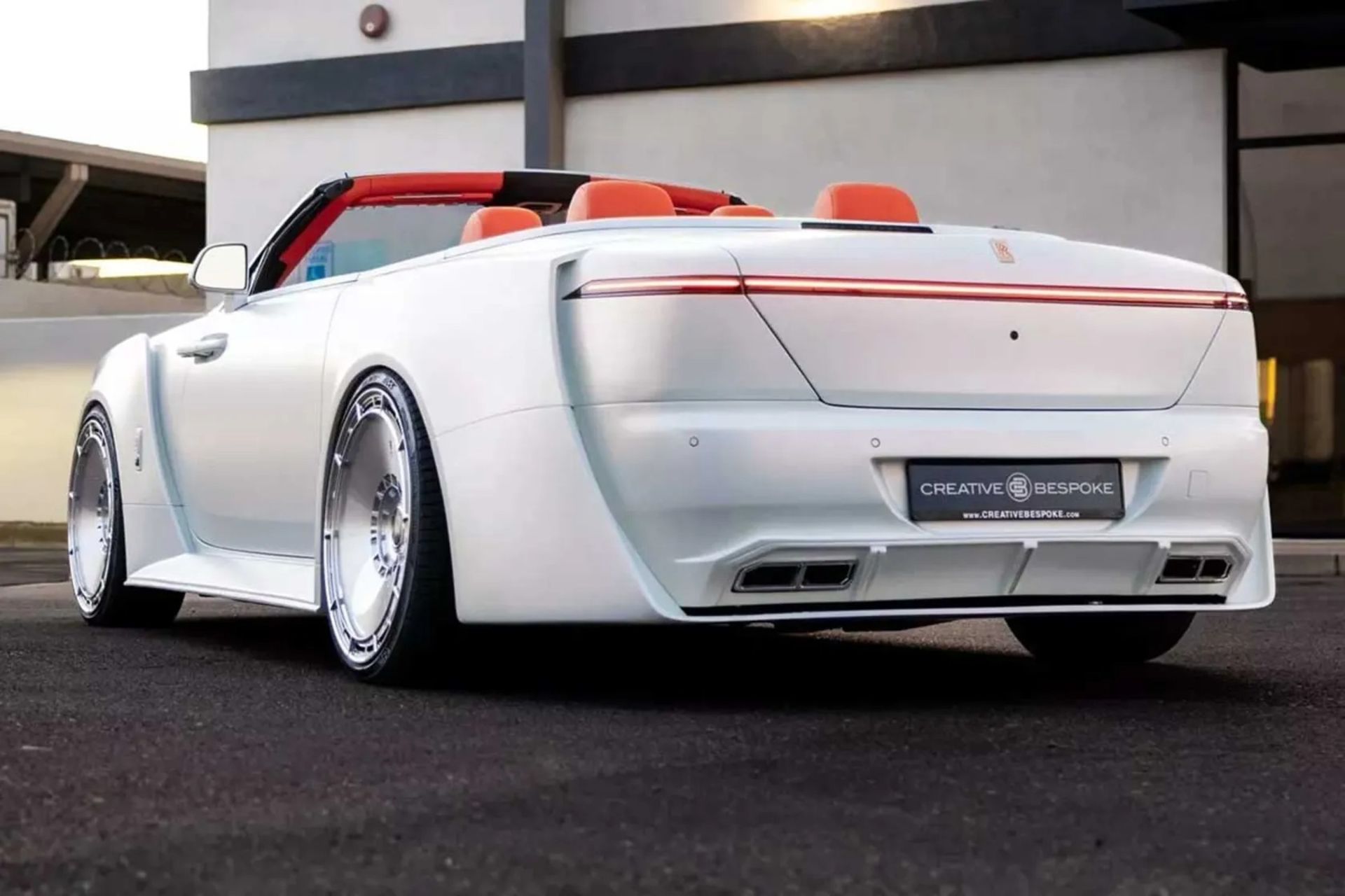 نمای عقبی رولزرویس داون ونوم