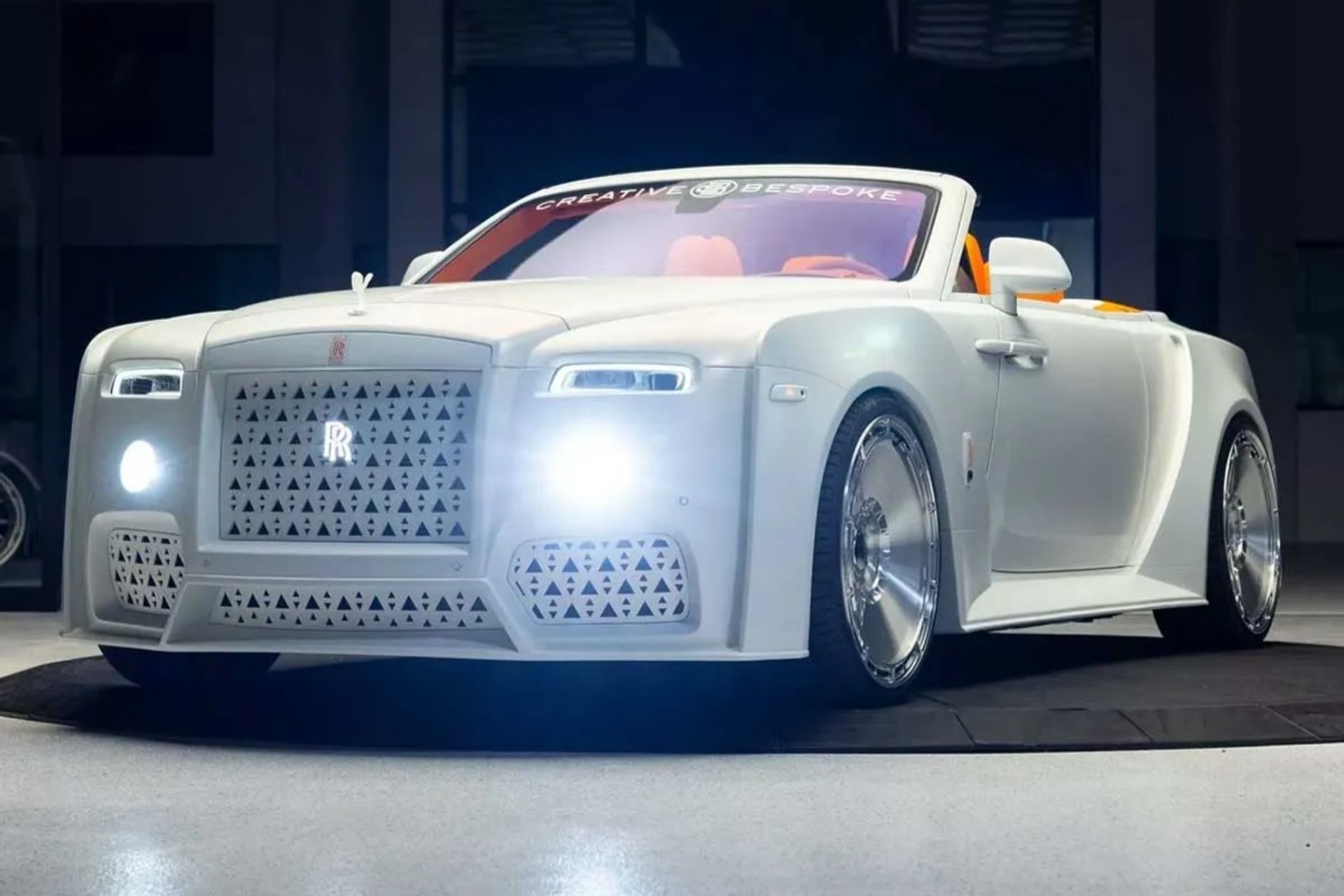 سه‌چهارم جلویی رولزرویس داون ونوم