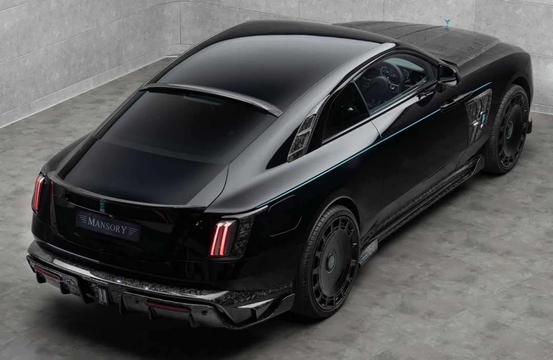 سه‌چهارم عقبی رولزرویس اسپکتر منصوری از نمای بالا