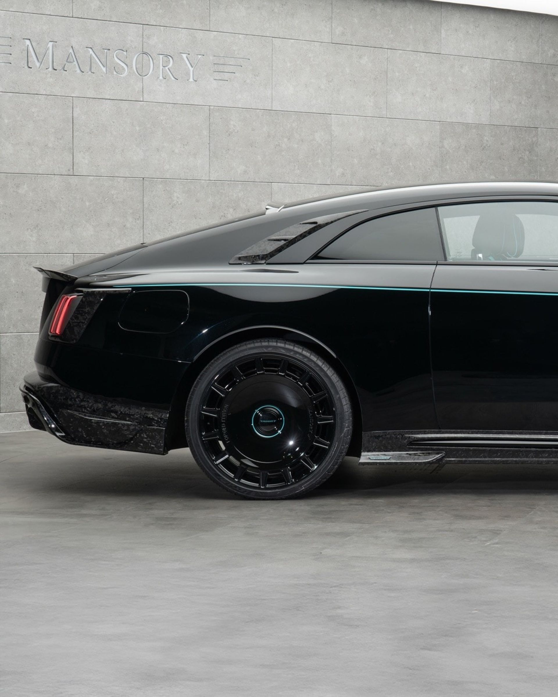 نیمه‌ی عقبی نمای جانبی رولزرویس اسپکتر منصوری