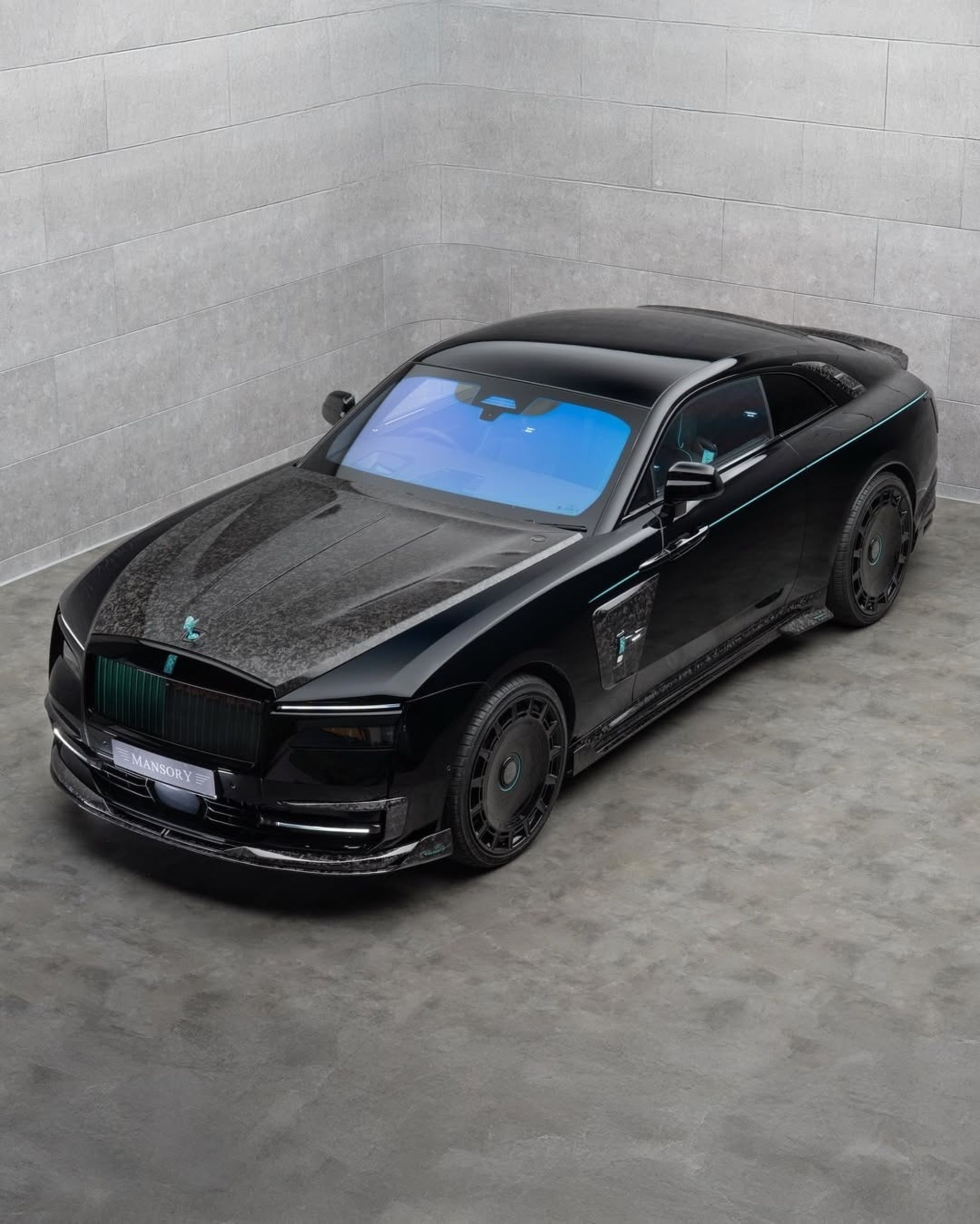 سه‌چهارم جلویی رولزرویس اسپکتر منصوری از نمای بالا