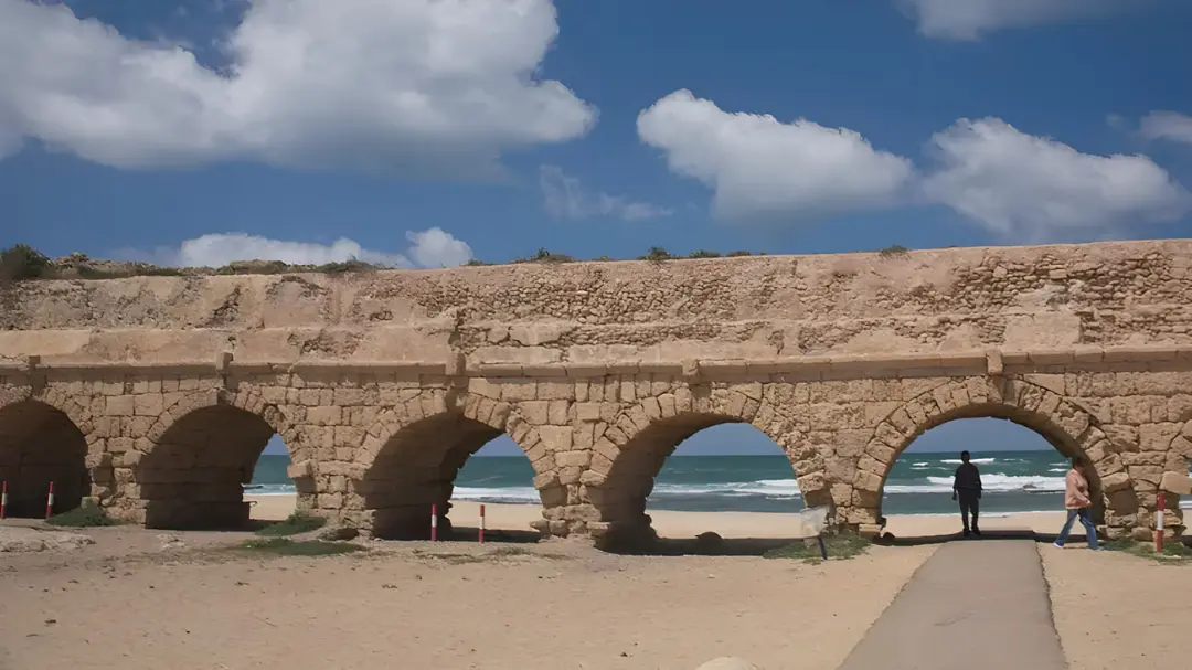 آب‌گذر باستانی (Roman aqueduct) در ساحل مدیترانه در منطقه قیصریه