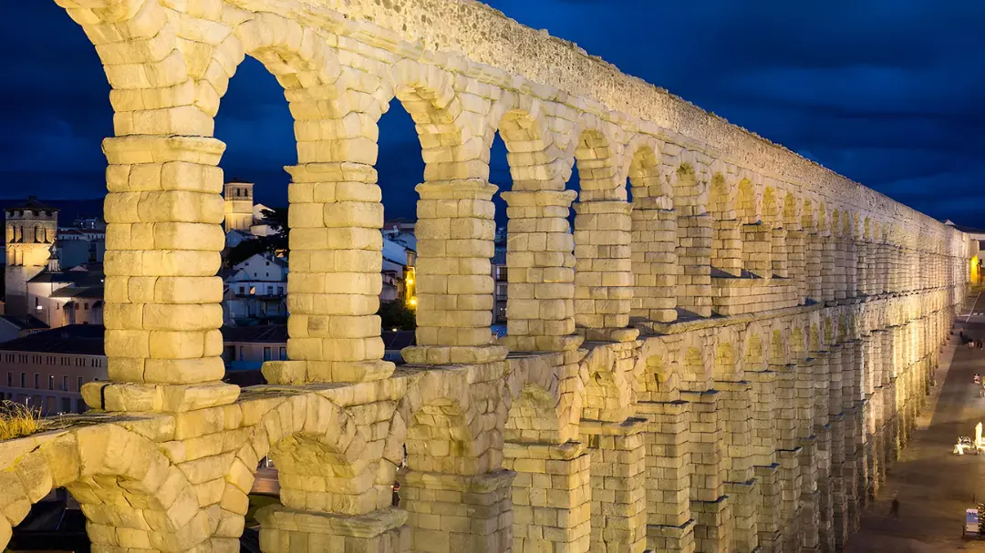 آب‌گذر رومی (Roman Aqueduct) در شهر سگویا (Segovia) اسپانیا در شب