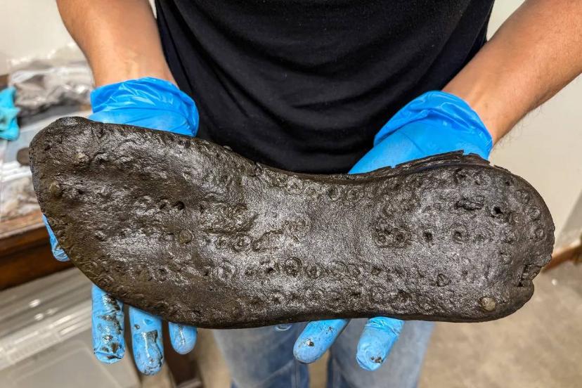 کفش باستانی بزرگ