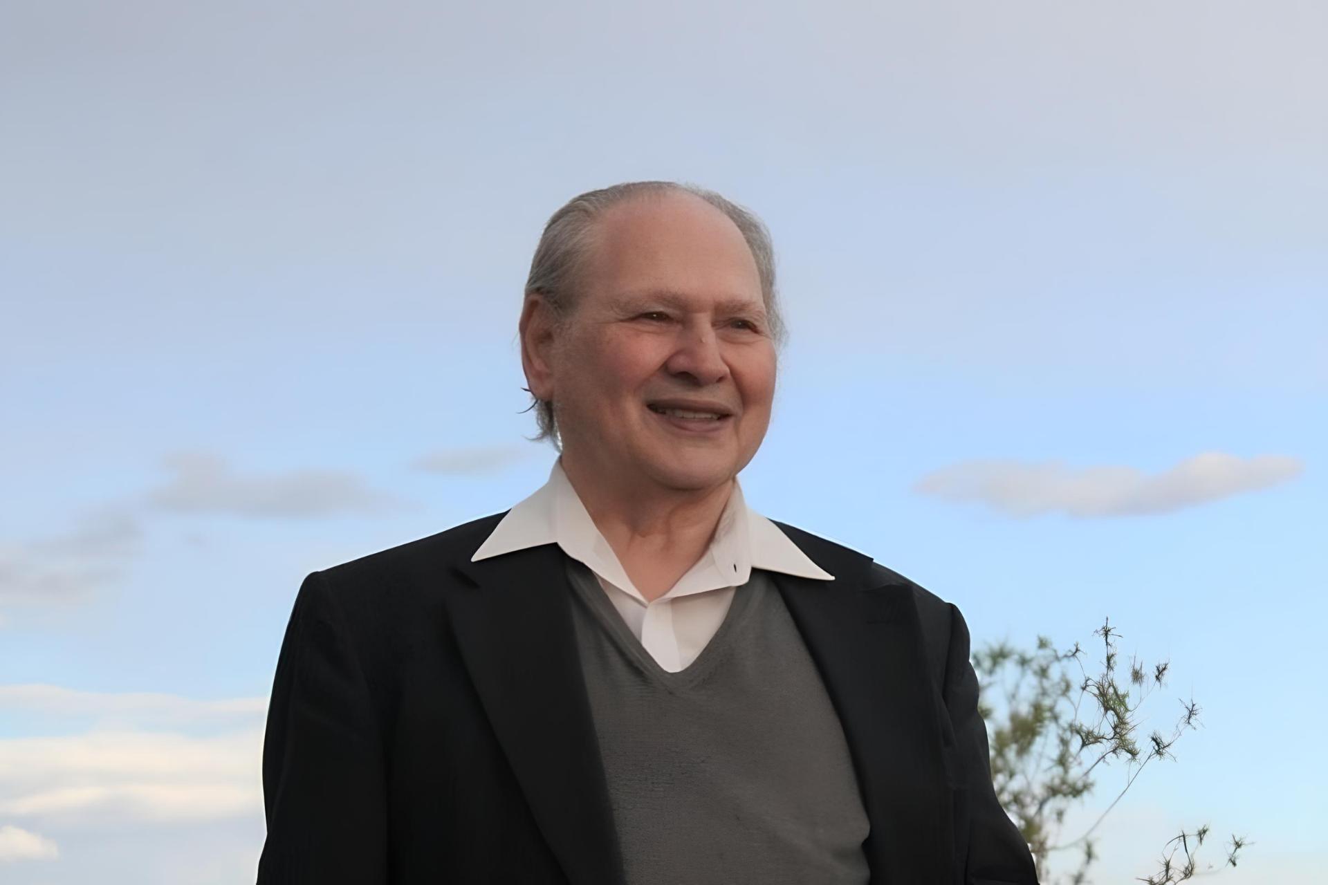 یک مرد میان‌سال  با لباس مشکی