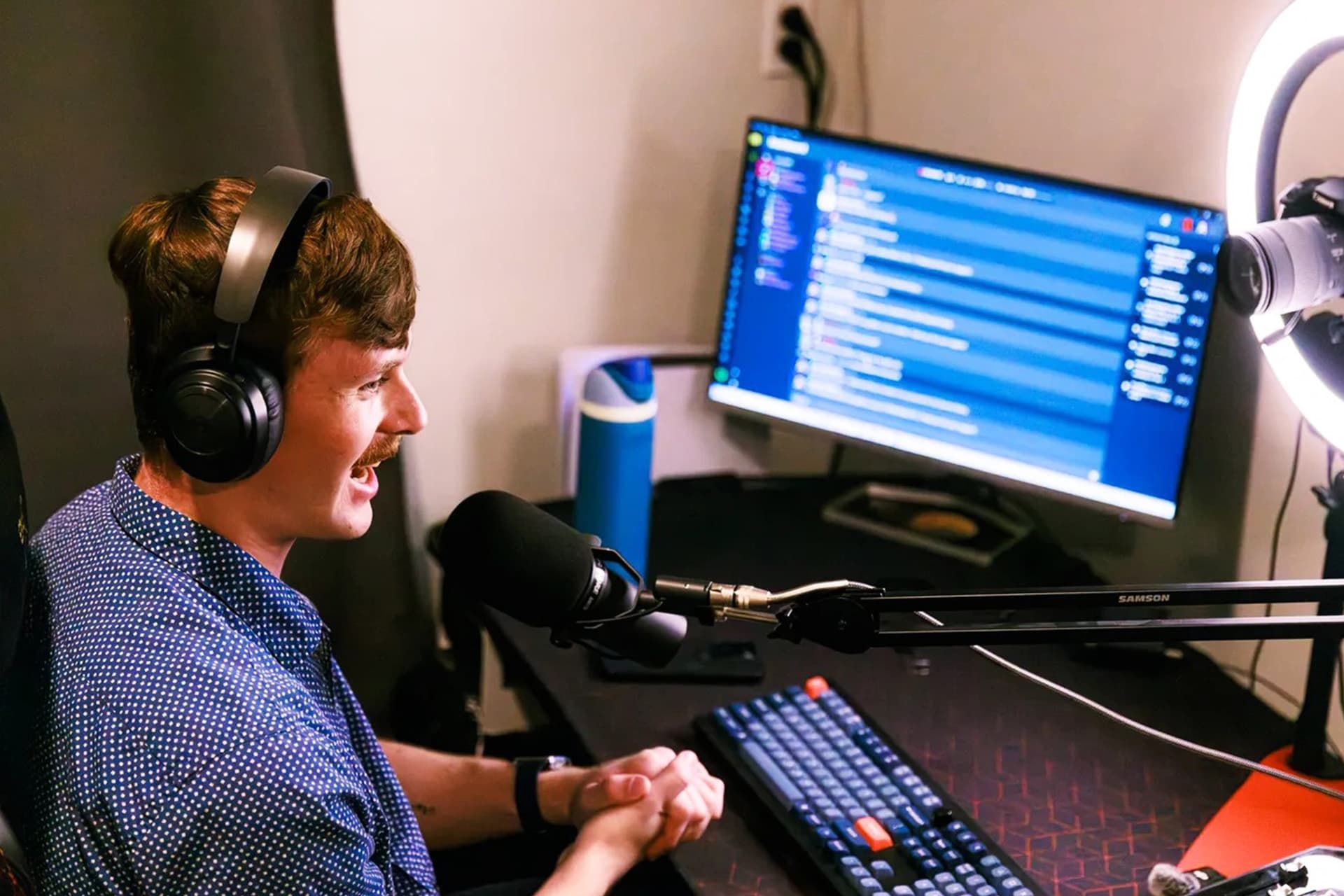 گیمر جوان پشت میز درحال استریم بازی 