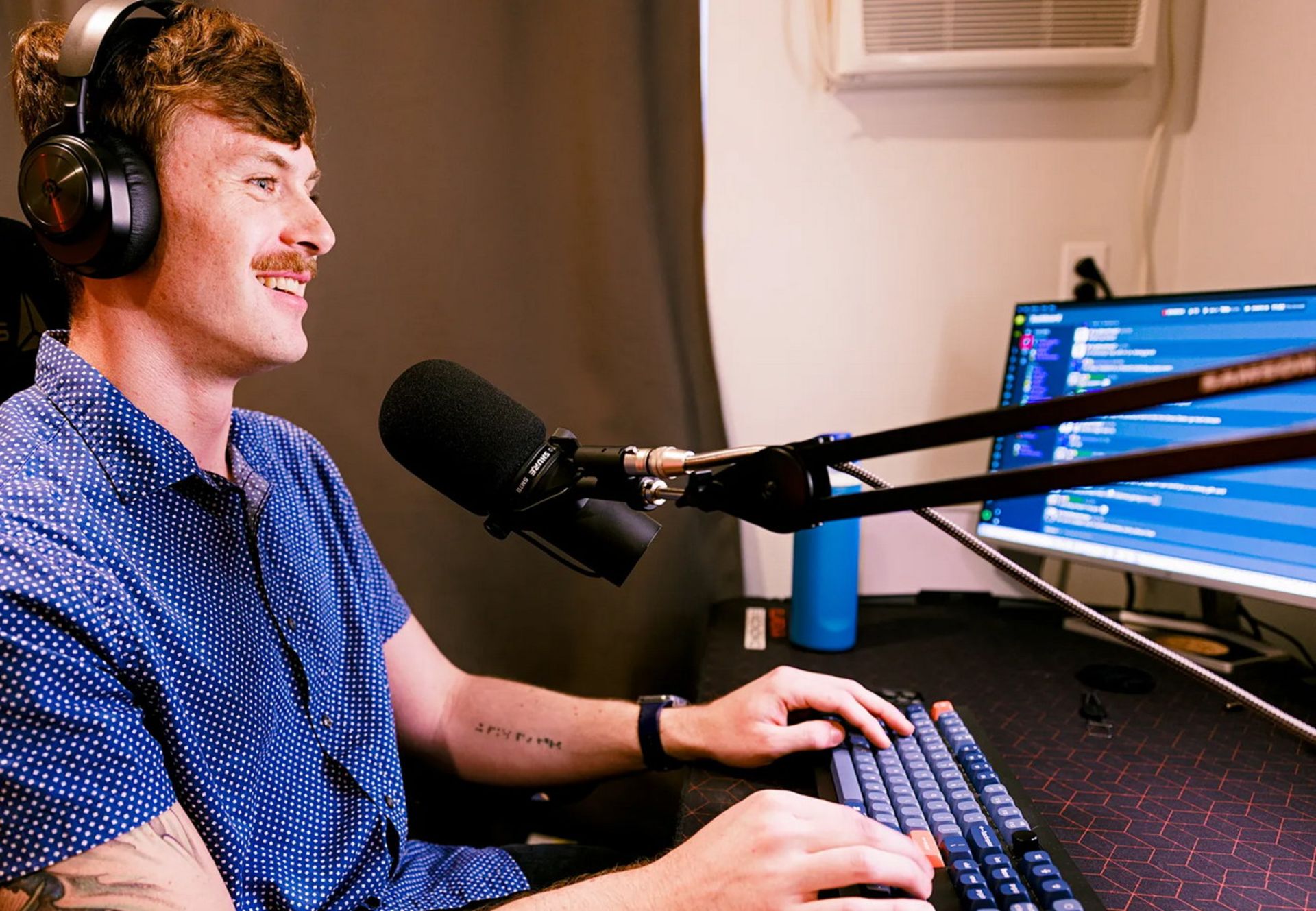 راس ماینور گیمر نابینا ، مردی با لبخند پشت سیستم در حال استریم کردن