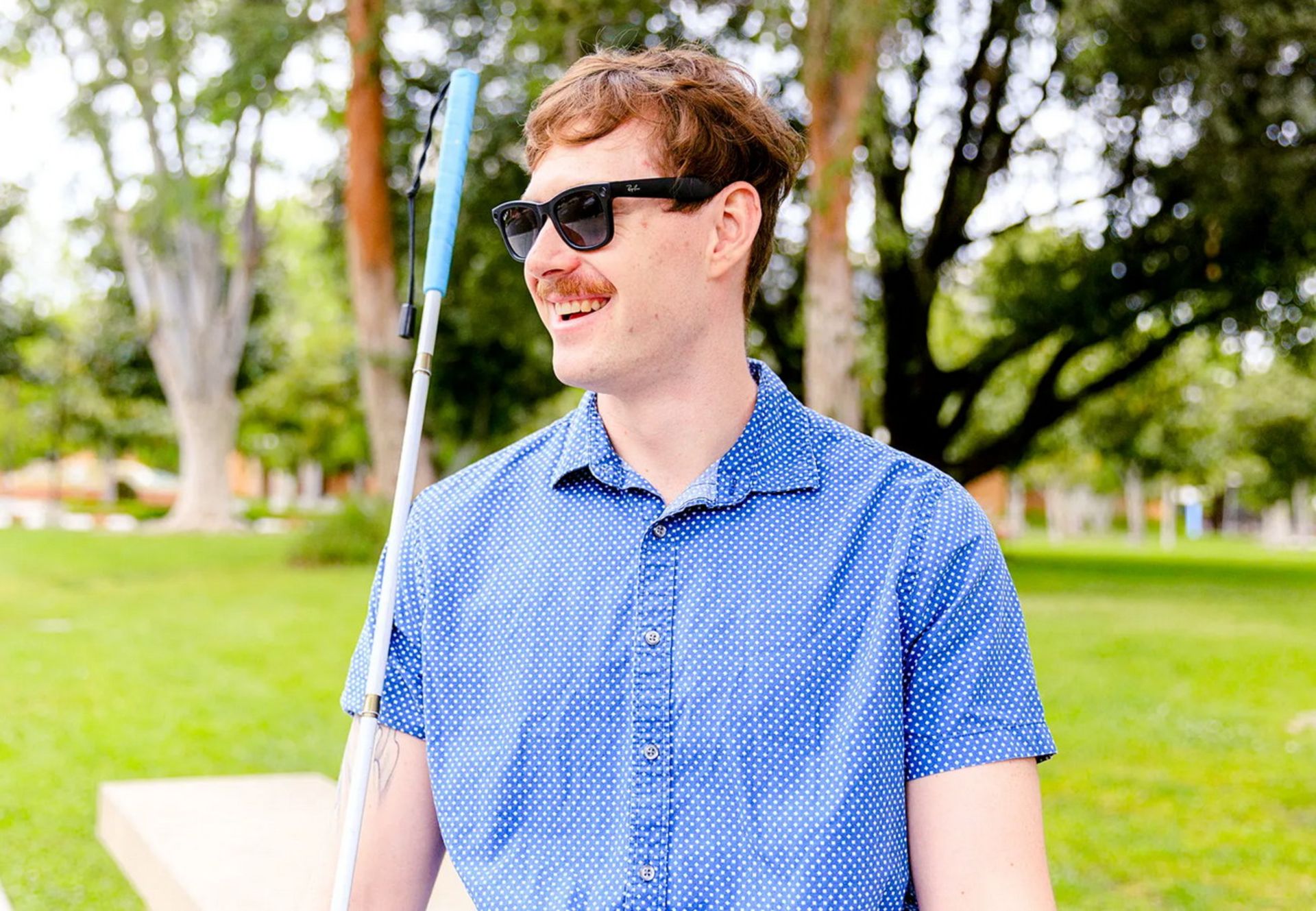 راس ماینر گیمر نابینا با عصای سفید