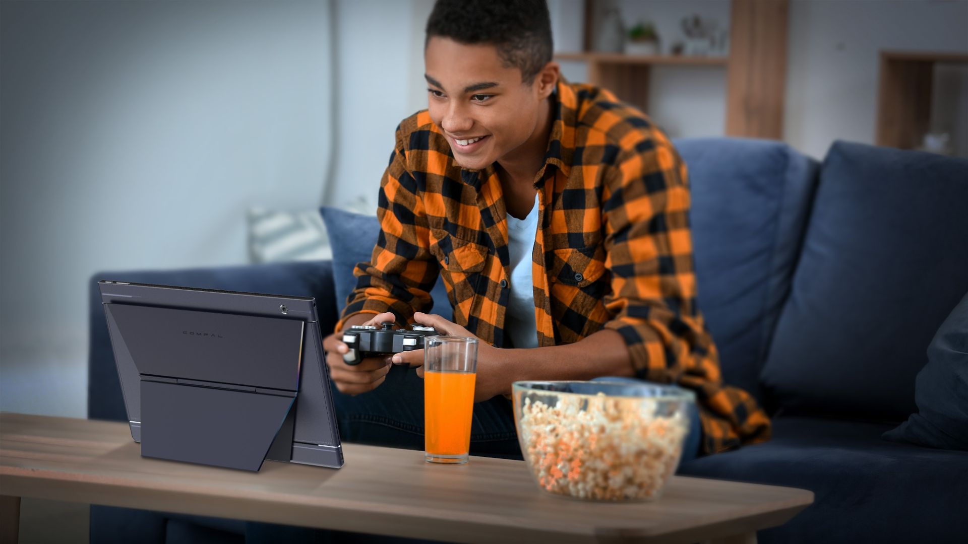 مردی در حال بازی با تبلت گیمینگ Rover Play با کنترلر دستی