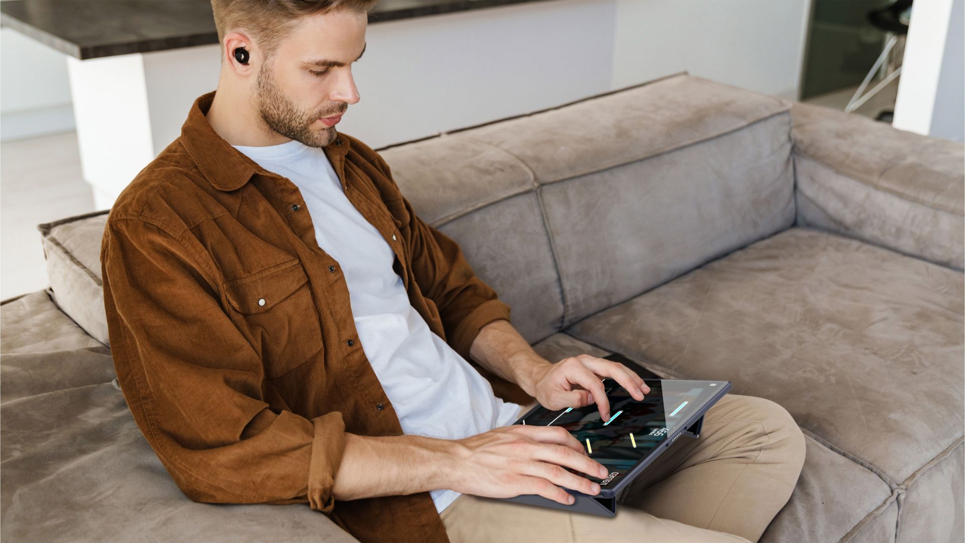 مردی در حال کار کردن با تبلت گیمینگ Rover Play