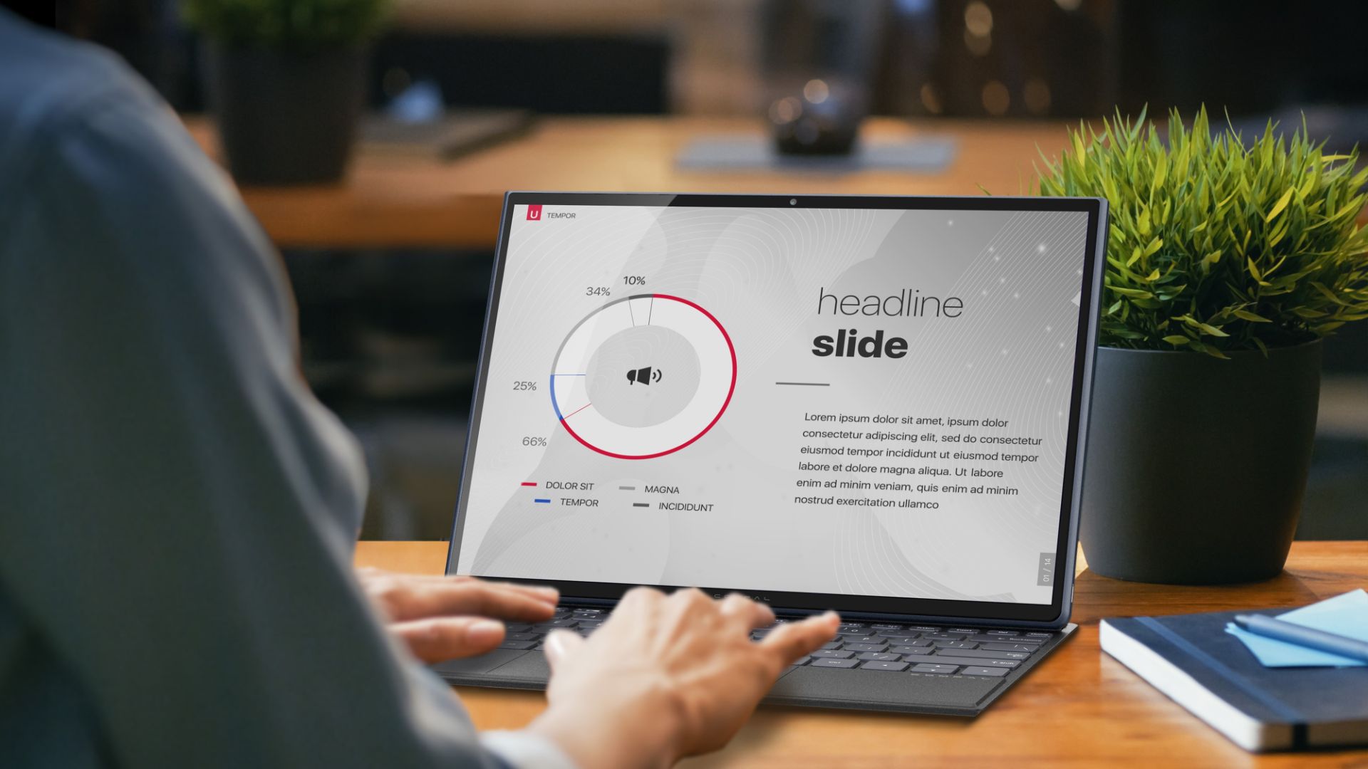 فردی در حال تایپ با کیبورد تبلت گیمینگ Rover Play 